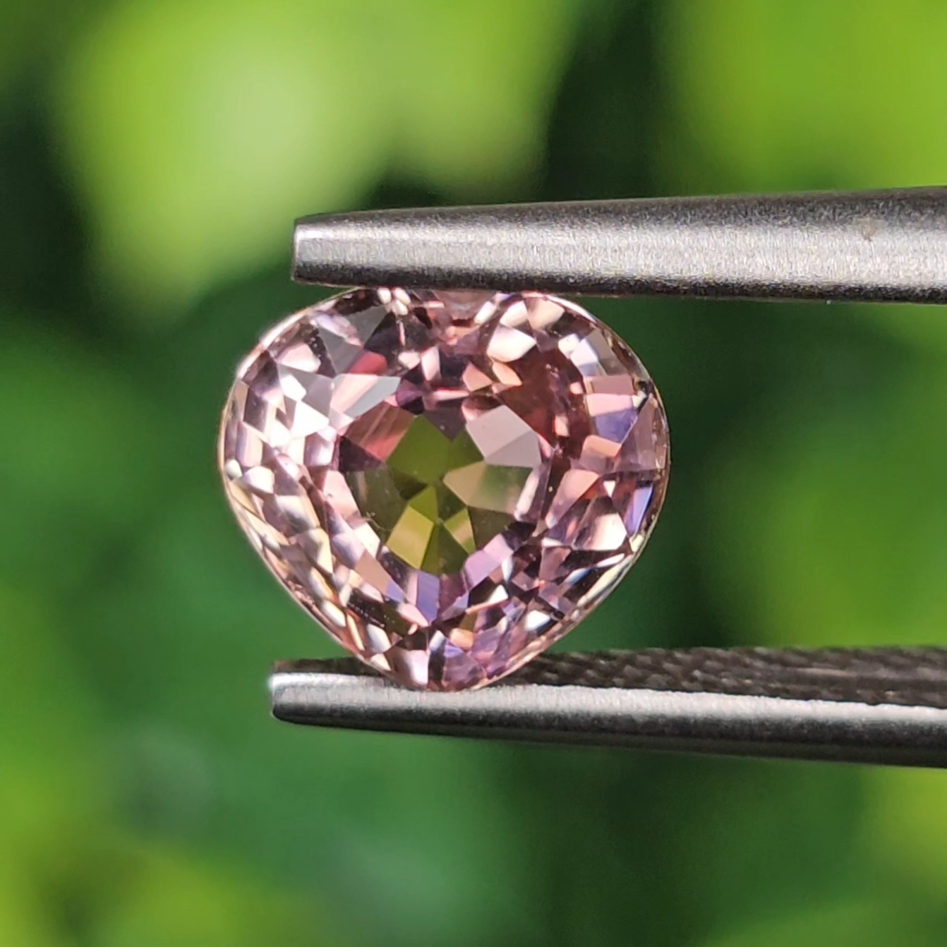 พลอย ชมพู ทัวร์มารีน ( Pink Tourmaline) 1.52 กะรัต (Cts.) อัญมณีมงคลประจําวันเกิด เครื่องประดับพลอย