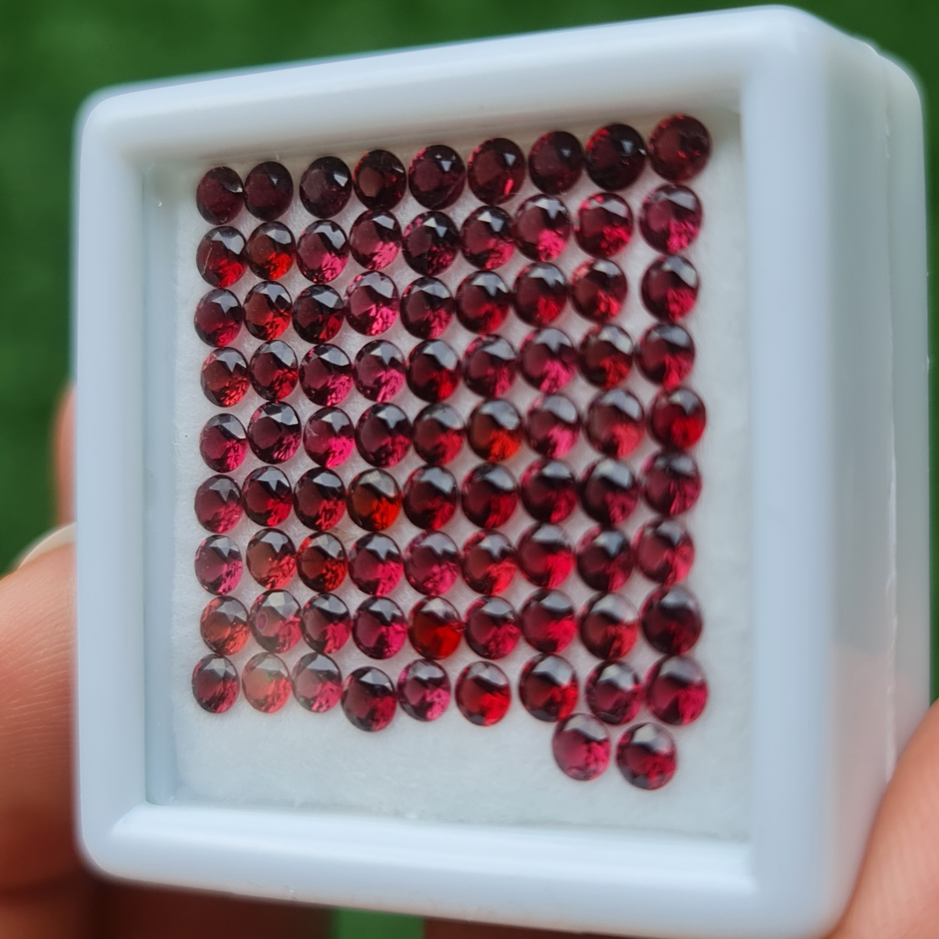 พลอย สปิเนล Spinel 10.03 กะรัต (Cts.) 83 เม็ด 3.0 มม. (mm.) พลอยแท้ อัญมณีมงคลประจําวันเกิด เครื่องประดับพลอย
