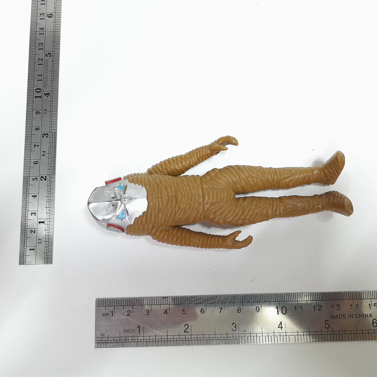 ซอฟ 5.5นิ้ว มนุษย์ดาวซาราป จากอุลตร้าแมนเมบิอุส ออกขายในรุ่น อุลตร้าแมน เอ๊กซ์ ขนาดตามภาพ มือสองสภาพดีมีรอยบ้าง มีสติ๊กเกอร์ใต้เท้า