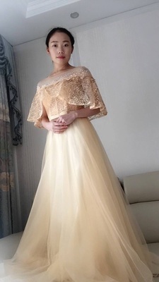 ชุดราตรียาวแขนระบายแต่งด้วยผ้าลูกไม้ปักมุกกระโปรงตาข่ายสวยหรู (เชือกผูกหลัง)