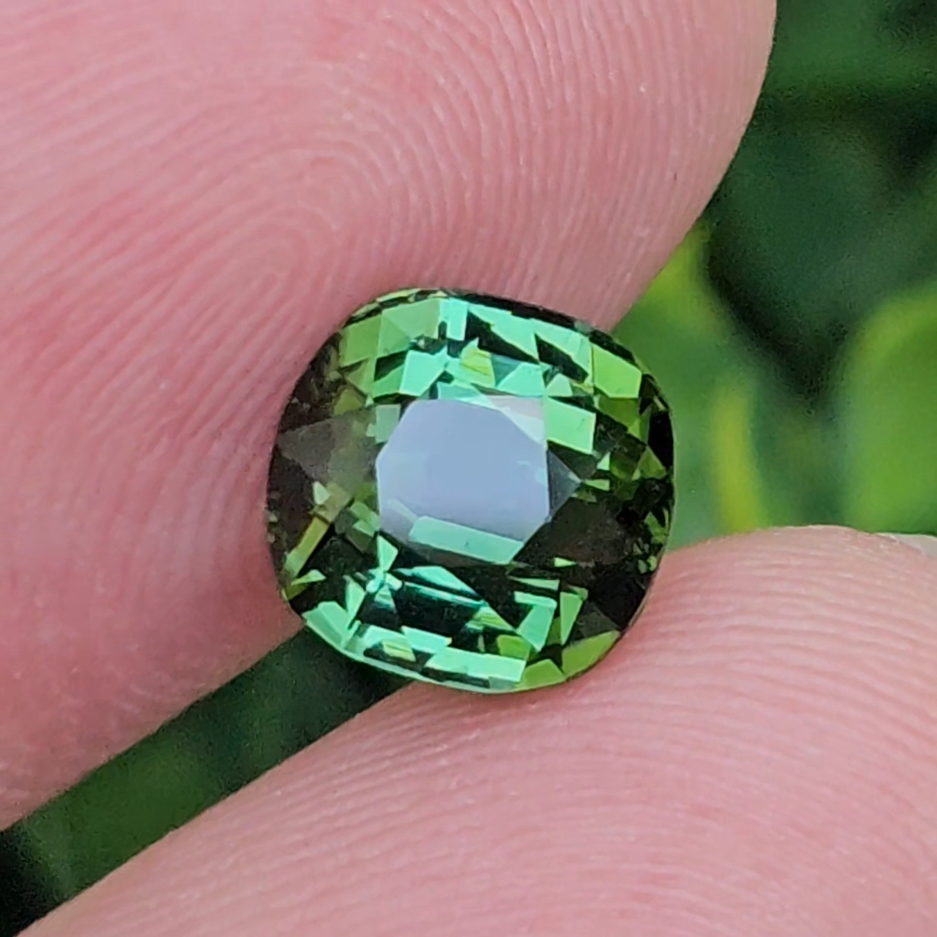 พลอย กรีน ทัวร์มารีน (Green Tourmaline) 2.85 กะรัต (Cts.) อัญมณีมงคลประจําวันเกิด เครื่องประดับพลอย