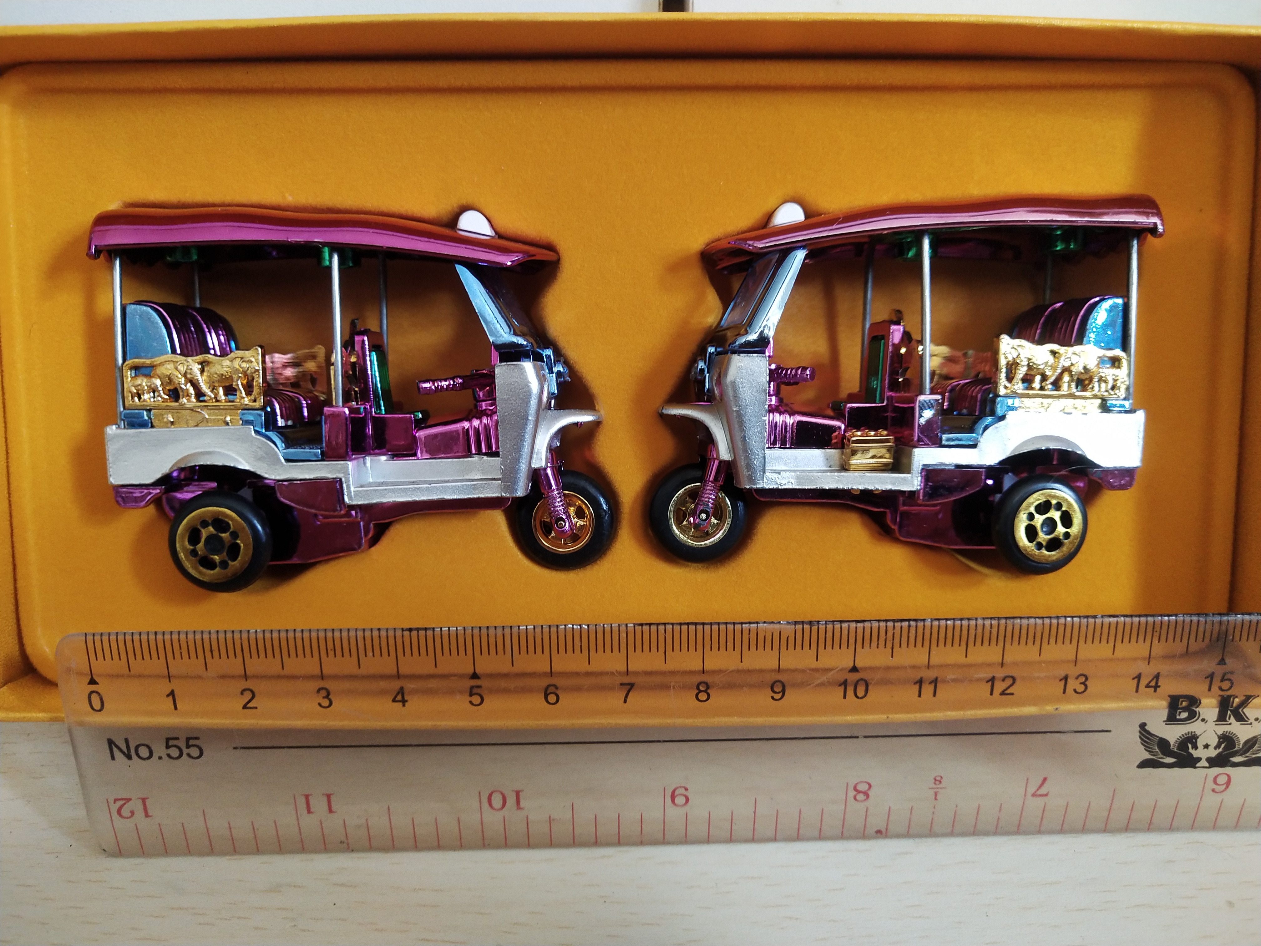 มือ1 กล่องไม่สวย รถตุ๊กๆคู่ ไดคาส งานโลหะผสมพลาสตืก เหมาะเป็นของฝากจากเมืองไทย