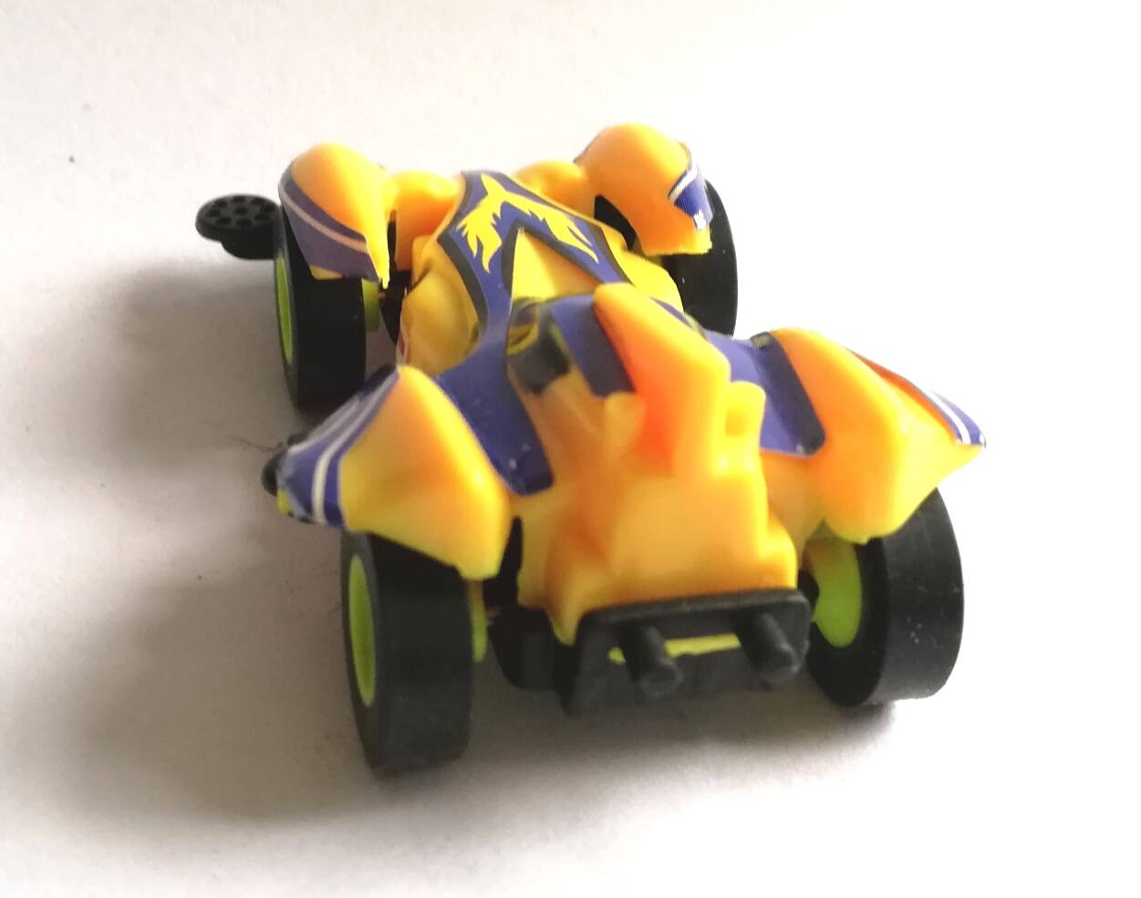 โมเดลรถแข่งในแคปซูล สีเหลือง ขนาดประมาณ 6 cm. pull back ของสะสมเก่า จาก 7-11