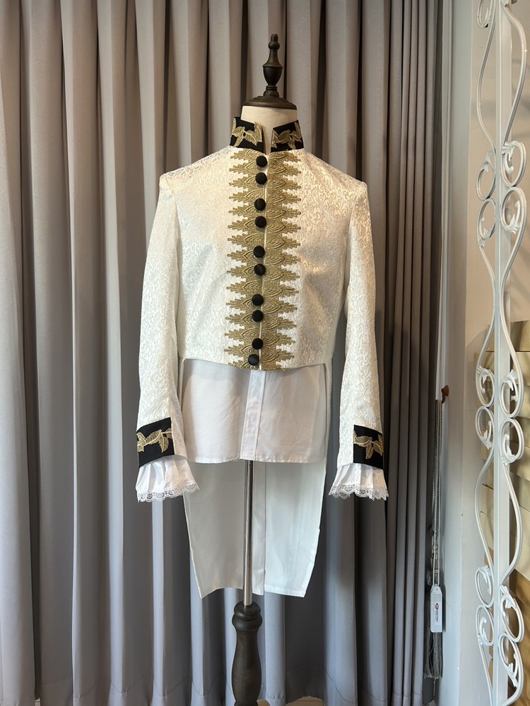 เช่า เสื้อสูทเจ้าชาย สูทอังกฤษ ขุนนางอังกฤษ สีขาว ปักดิ้นสีทอง