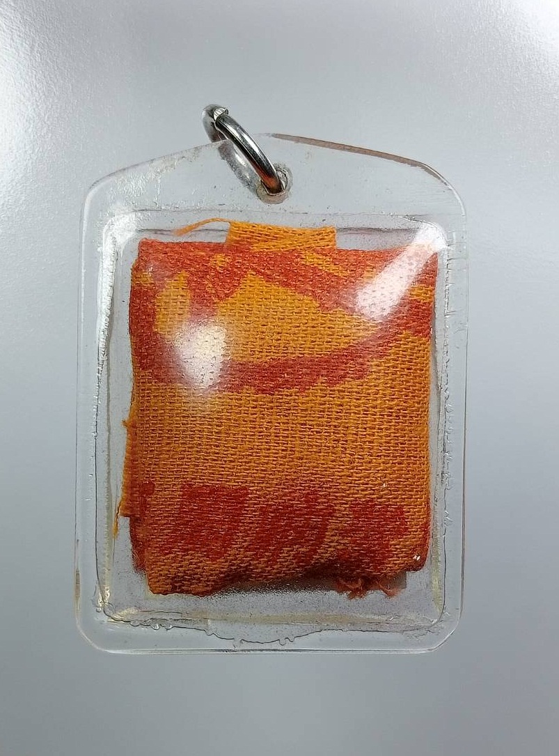 P171 รูปถ่ายเลี่ยมประกบผ้ายันต์ พระครูฎีกาประมาณ อุปสโม