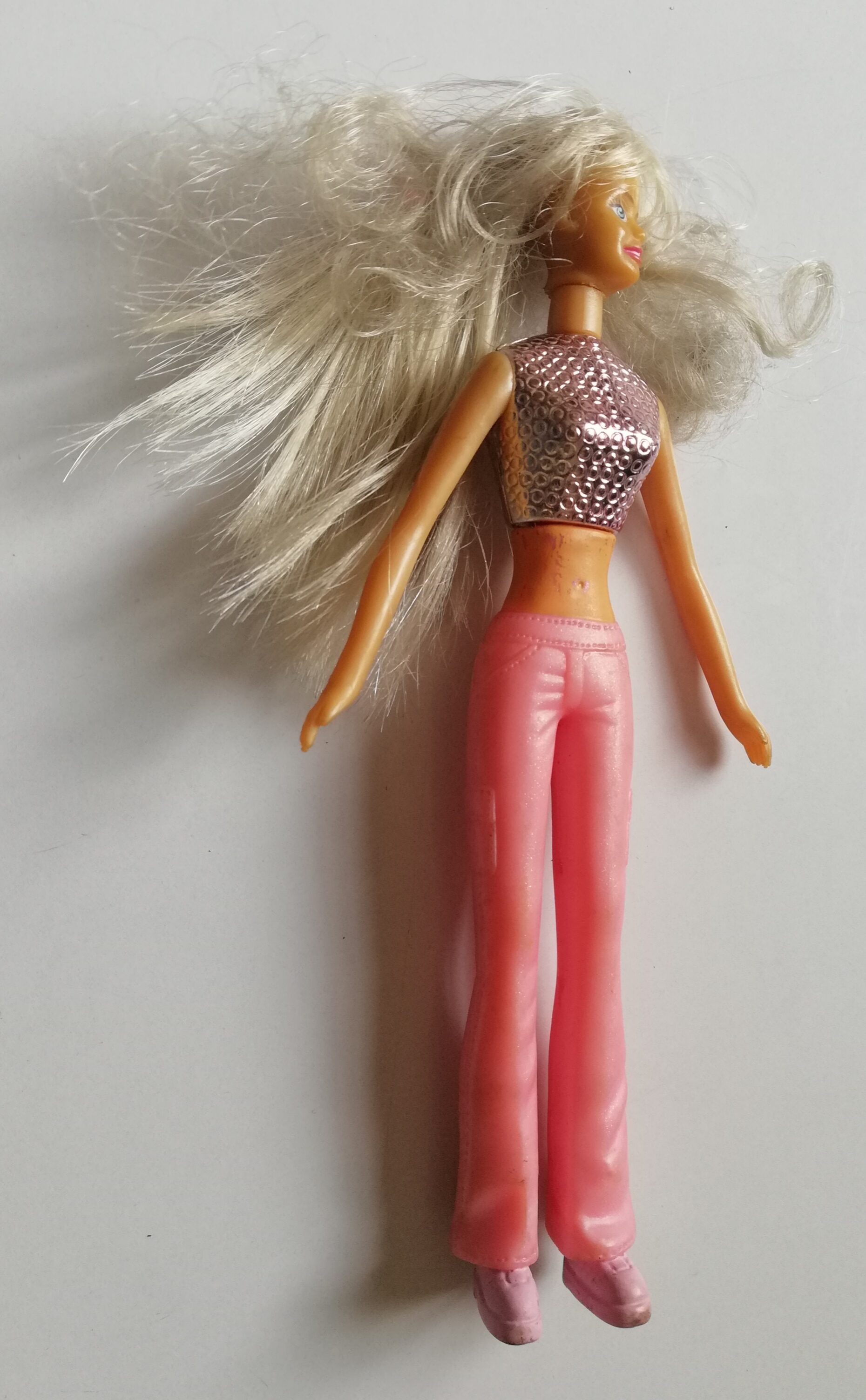 ของเล่นมือ2, ของสะสม ตุ๊กตาบาร์บี้ตัวเล็ก ผมยาวด้านหน้าหยิก และด้านหลังตรง ใส่เสื้อสีชมพูเอวลอย และกางขาบาน แฟชั่นยุค70 **ช่วงเอวมีตำหนิตามภาพ