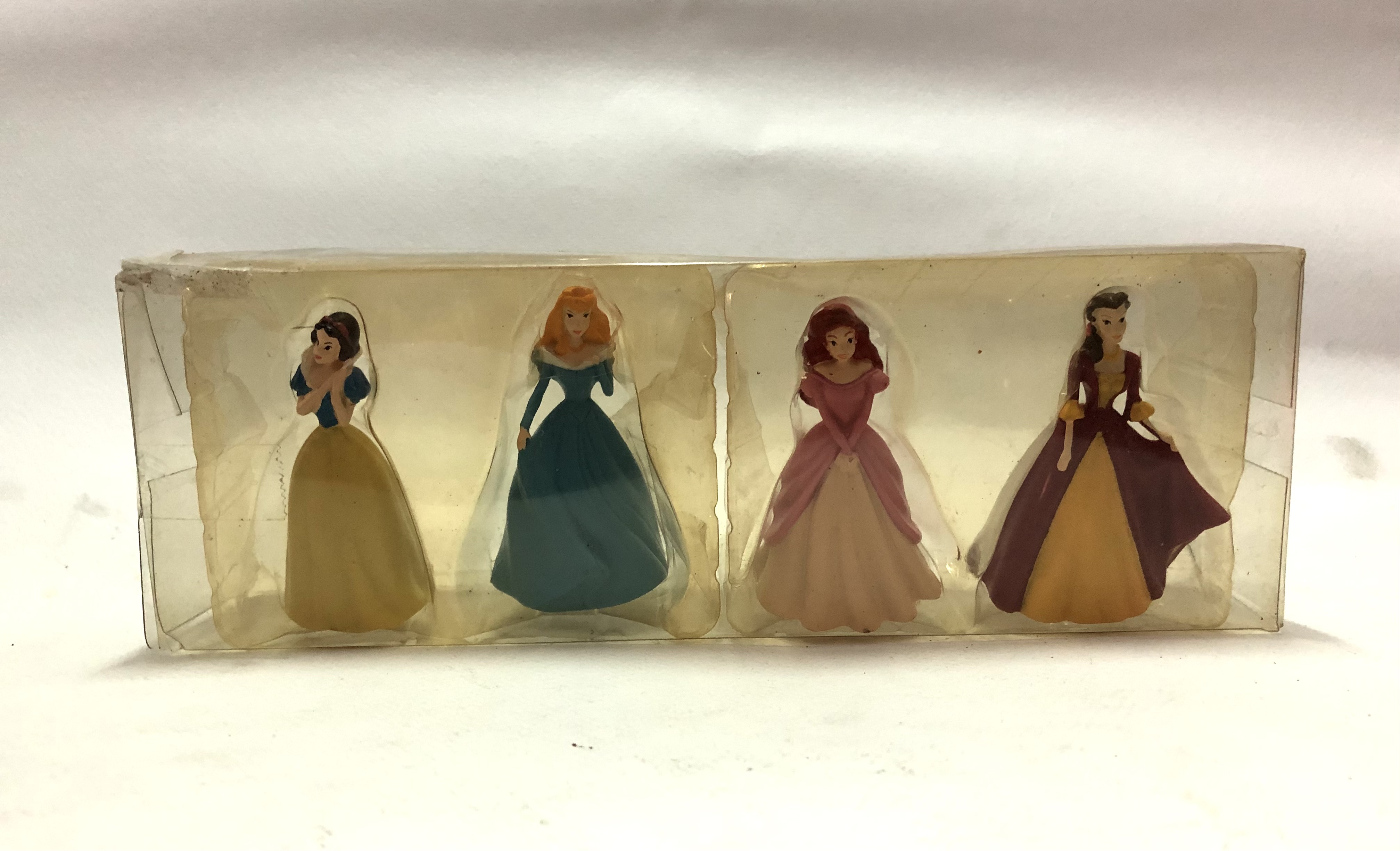 ของสะสมในแพคเจ้าหญิงดิสนีย์สี่ตัว: สโนว์ไวท์, ออโรร่า, แอเรี่ยล,แบลล์ ยางตัน ขนาดประมาณ 7.5 ซม.