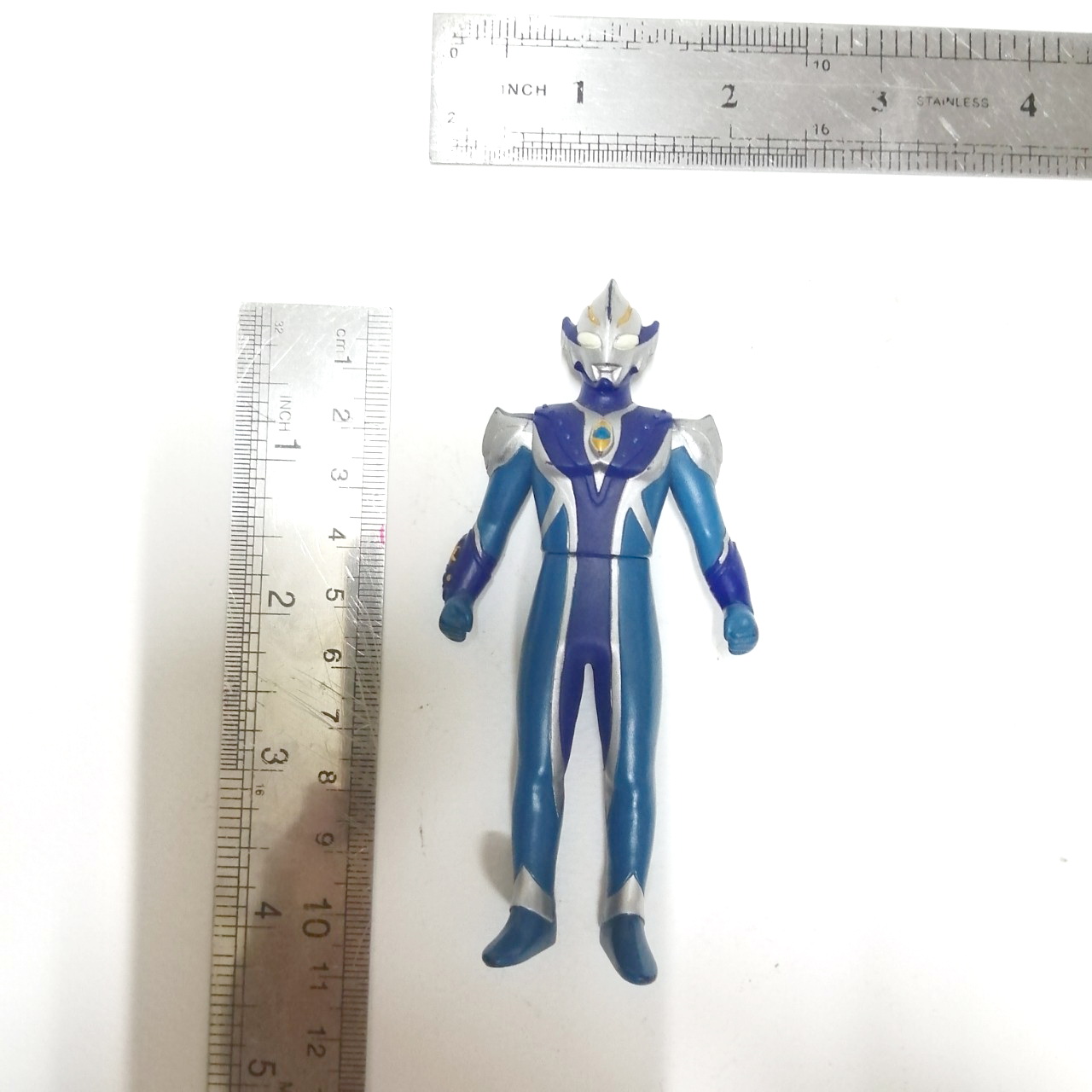 ซอฟ 4 นิ้ว อุลตร้าแมนฮิคาริ จากอุลตร้าแมน เมบิอุส มีรอยบ้าง ขนาดตามรูป