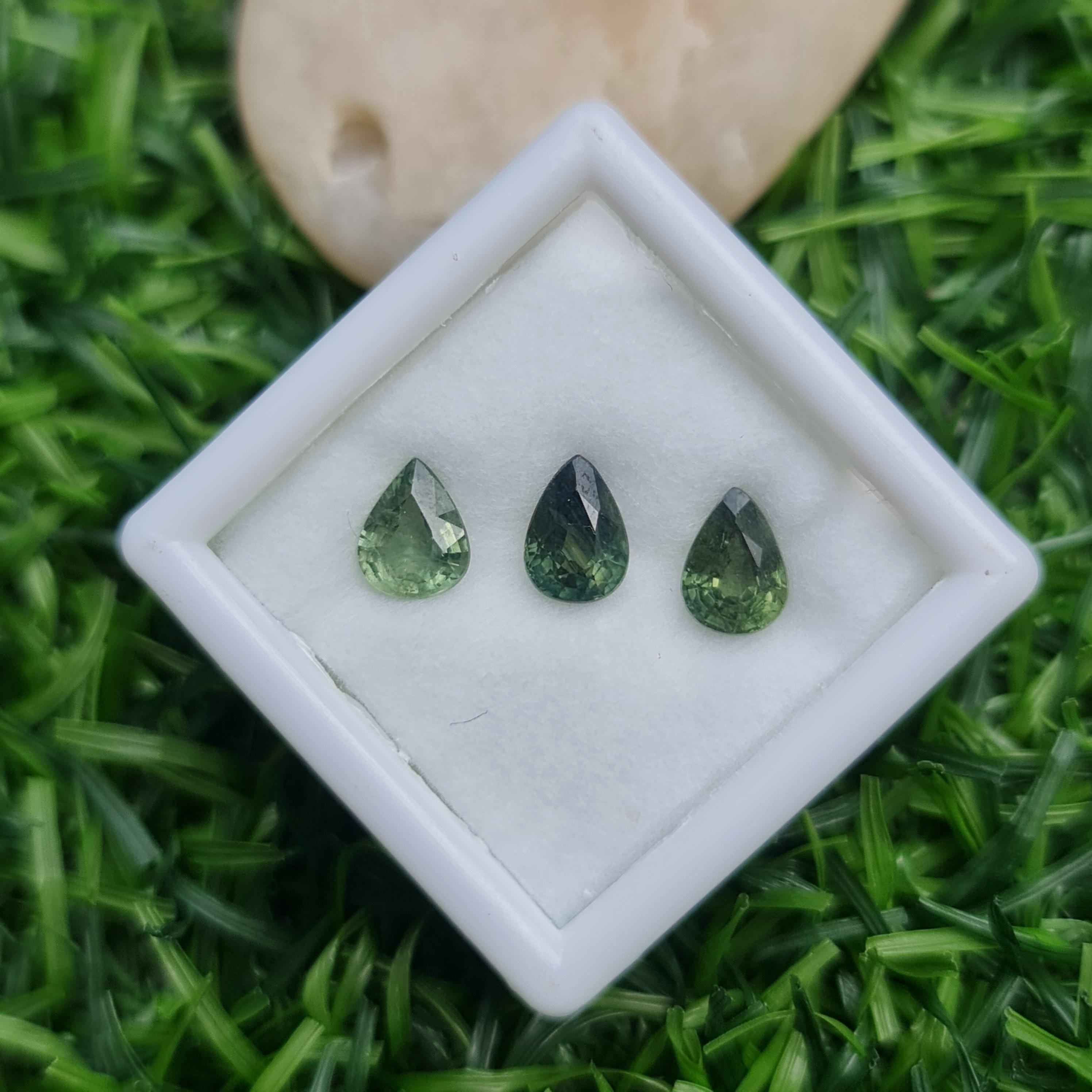 พลอย เขียวส่อง Green Sapphire 2.28 กะรัต (Cts.) ดิบ (Unheated) พลอยแท้ อัญมณีมงคลประจําวันเกิด เครื่องประดับพลอย