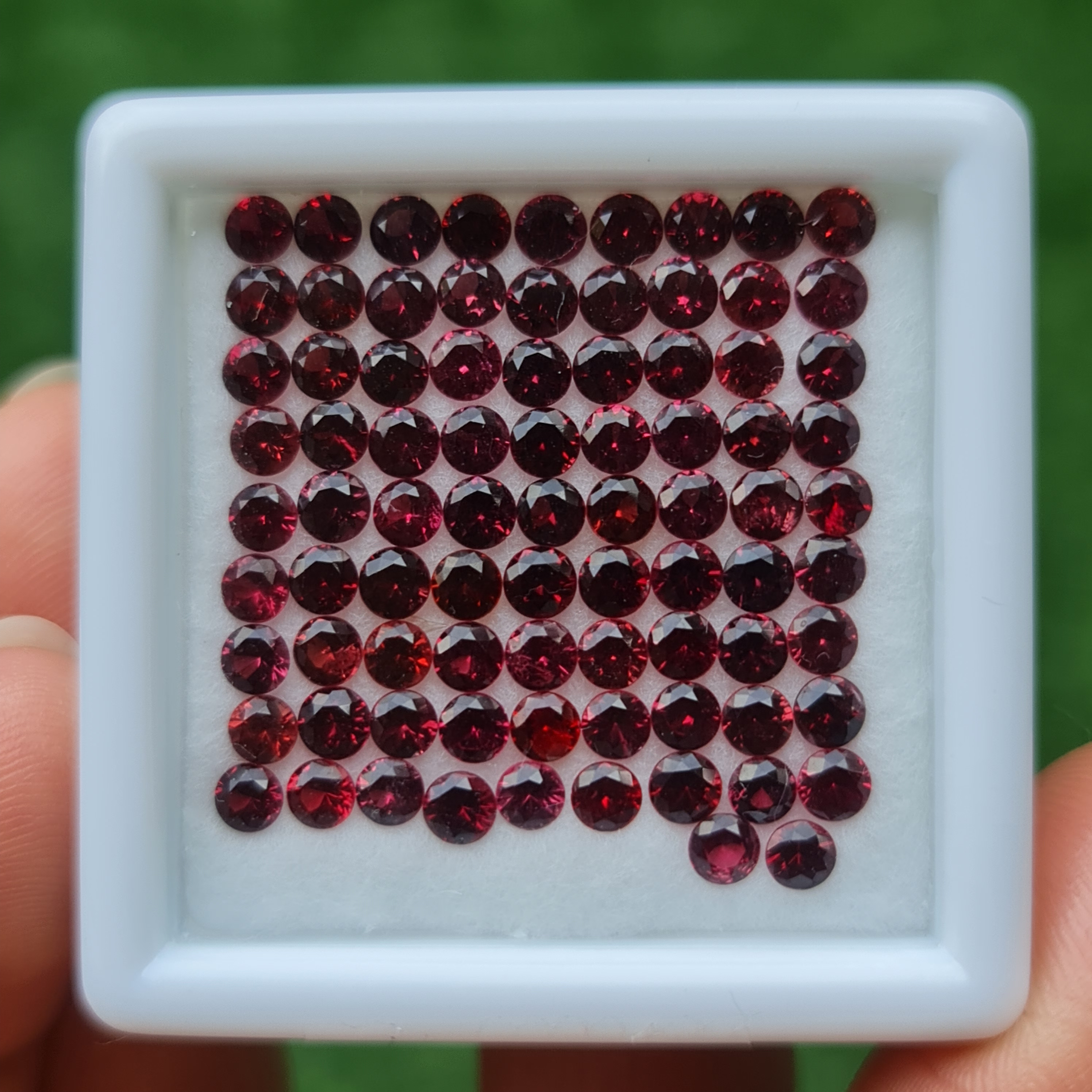 พลอย สปิเนล Spinel 10.03 กะรัต (Cts.) 83 เม็ด 3.0 มม. (mm.) พลอยแท้ อัญมณีมงคลประจําวันเกิด เครื่องประดับพลอย