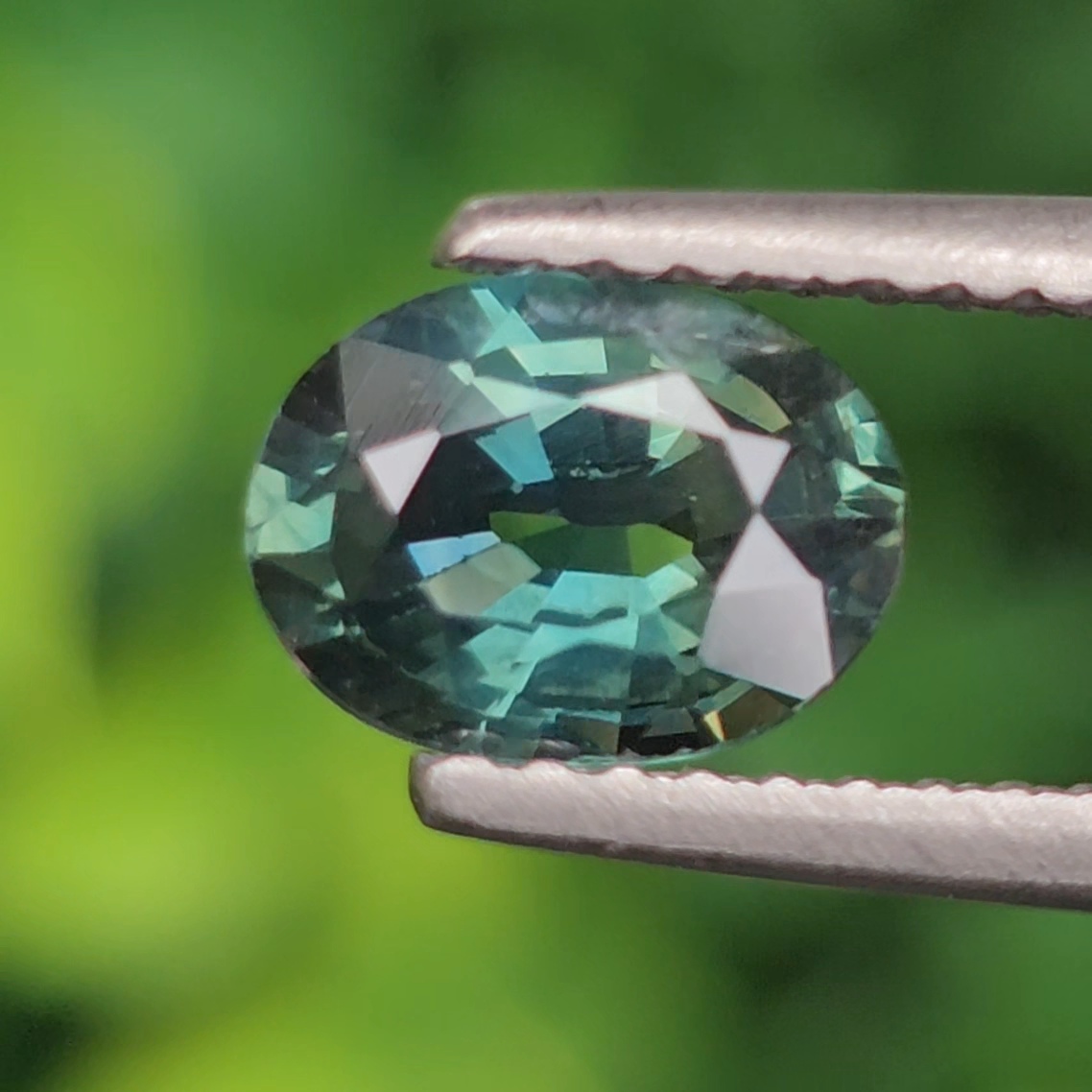 พลอย เขียวส่อง Green Sapphire 1.15 กะรัต (Cts.) พลอยแท้ อัญมณีมงคลประจําวันเกิด เครื่องประดับพลอย