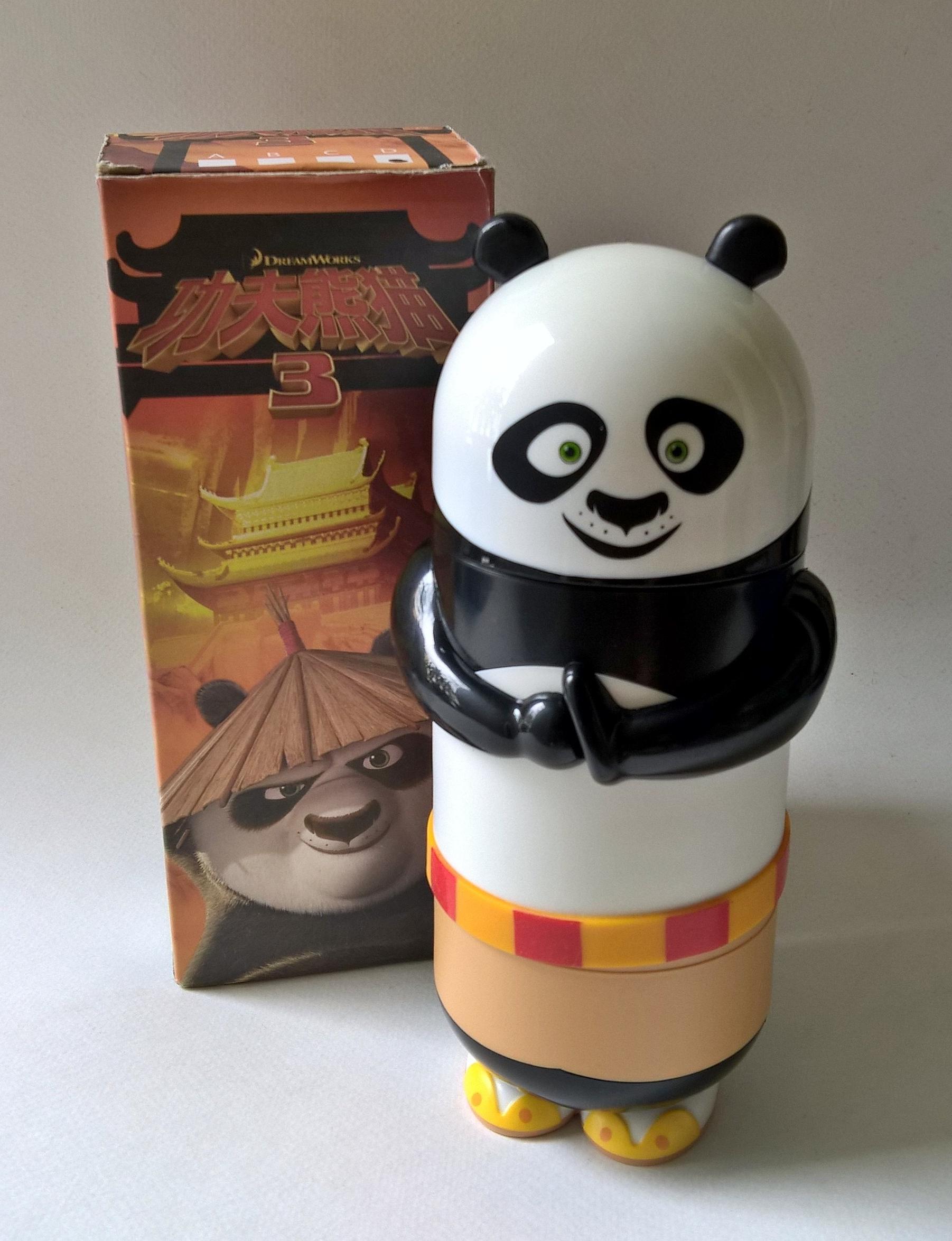ของสะสมแก้วน้ำรูปตัวหมีจากภาพยนต์ กังฟูแพนดา Gangfu Panda วัสดุด้านในเป็นแก้ว ด้านนอกเป็นพลาสติก ฝาพลาสติกขนาดประมาณ18*10 cm.**กล่องชำรุดตามภาพ