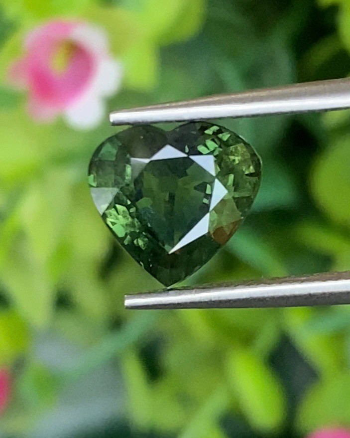 พลอย เขียวส่อง Green Sapphire 3.05 กะรัต (Cts.) เผาเก่า พลอยแท้ อัญมณีมงคลประจําวันเกิด เครื่องประดับพลอย