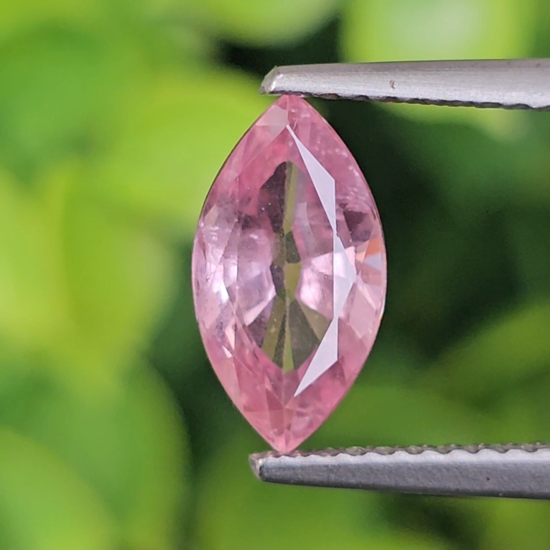 พลอย พัดพารัดชา Padparadscha Sapphire 2.45 กะรัต (Cts.) พร้อมใบเซอร์ พลอยแท้ อัญมณีมงคลประจําวันเกิด เครื่องประดับพลอย สำเนา สำเนา