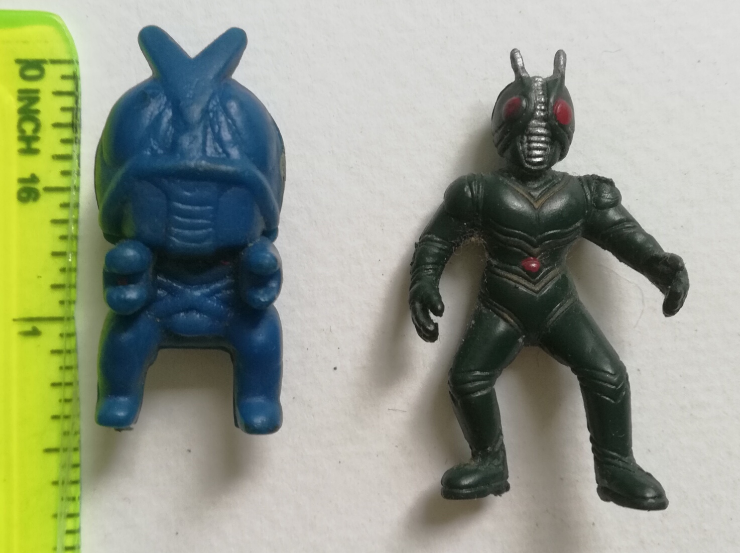 ของเล่น ย้อนยุค ของสะสมเรโทร " ตุ๊กตุ่น แอ๊นท์ 1.5" Ants ตุ๊กตุ่นพลาสติกสีน้ำเงินและสีดำ "มาสค์ไรเดอร์ ZO, และมดแดงขี่มอเตอร์ไซค์"