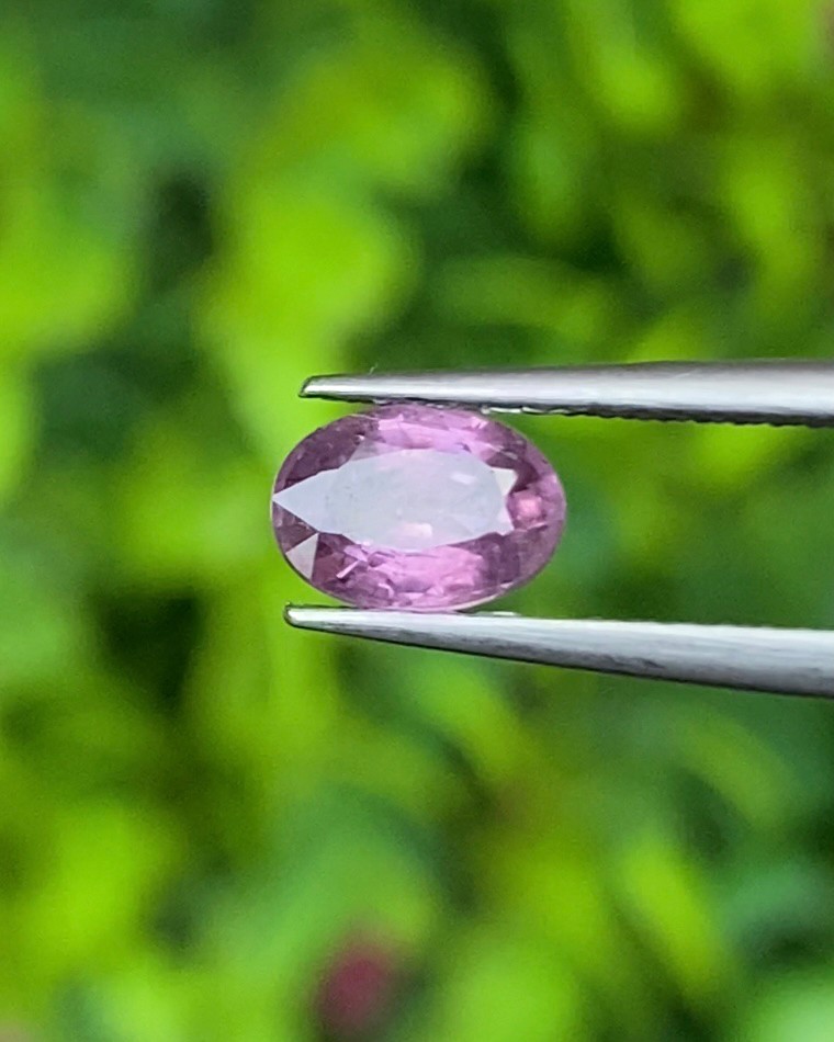 พลอย เพอเพิล แซฟไฟร์ สีม่วง Purple Sapphire ดิบ Unheated 0.80 กะรัต (Cts.) พลอยแท้ อัญมณีมงคลประจําวันเกิด เครื่องประดับพลอย