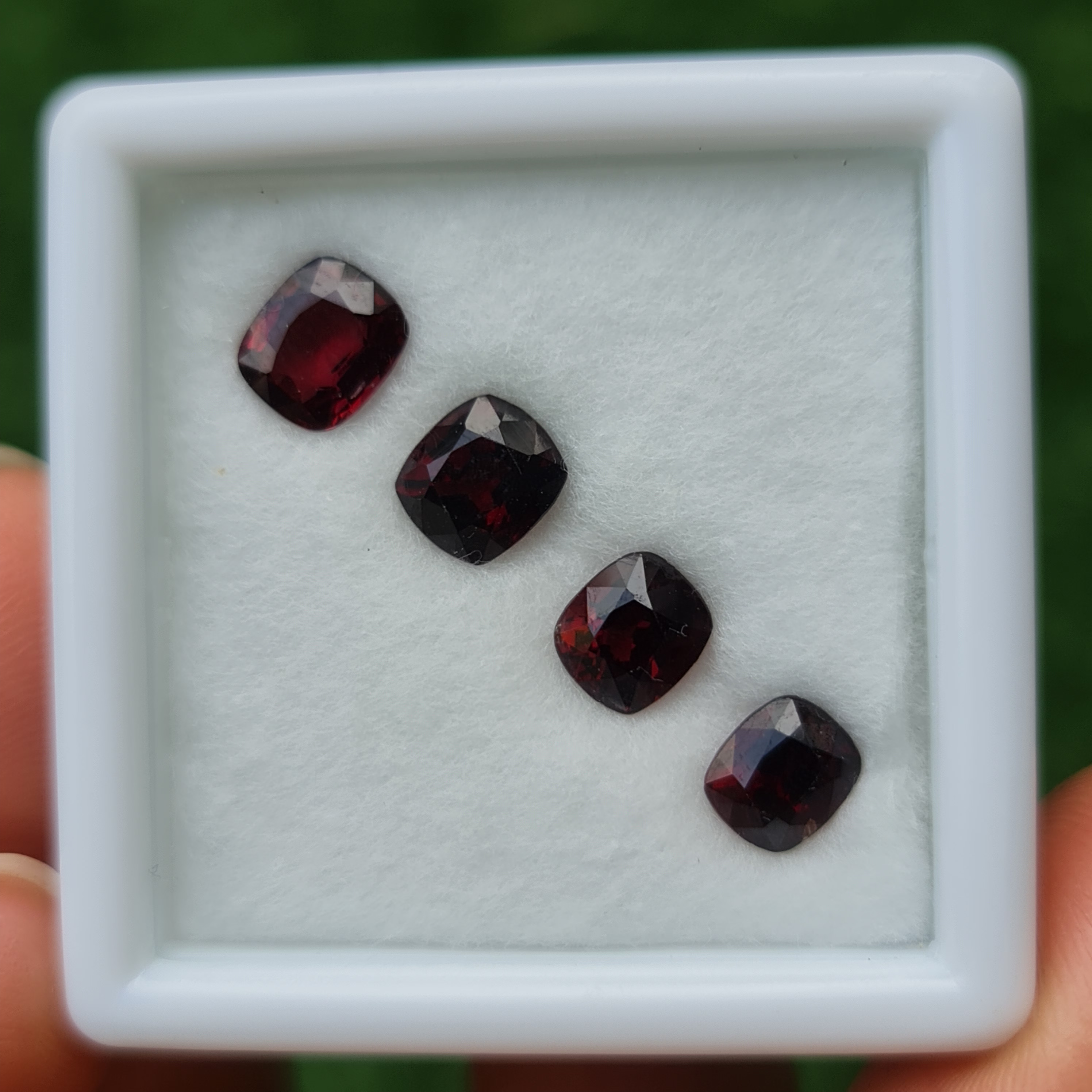 พลอย สปิเนล (Spinel) 4.51 กะรัต (Cts.) 4 เม็ด พลอยแท้ อัญมณีมงคลประจําวันเกิด เครื่องประดับพลอย
