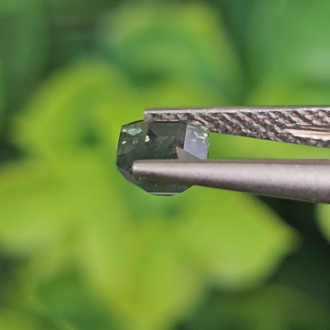 พลอย เขียวส่อง Green Sapphire 1.07 กะรัต (Cts.) พลอยแท้ อัญมณีมงคลประจําวันเกิด เครื่องประดับพลอย