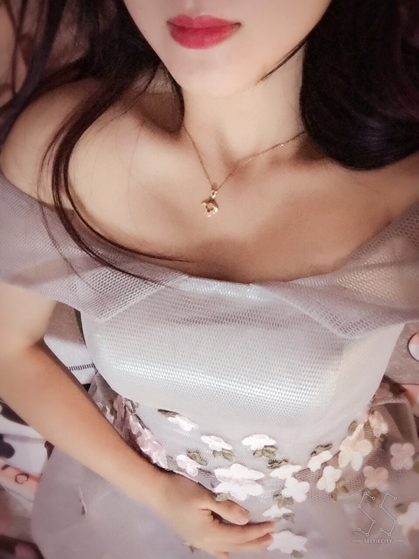 Pre-order ชุดแฟนซี ชุดเจ้าสาว ชุดราตรีสั้น สีเทา ไหล่ปาด หน้าสั้นหลังยาว แต่งดอกไม้ ซิปหลัง