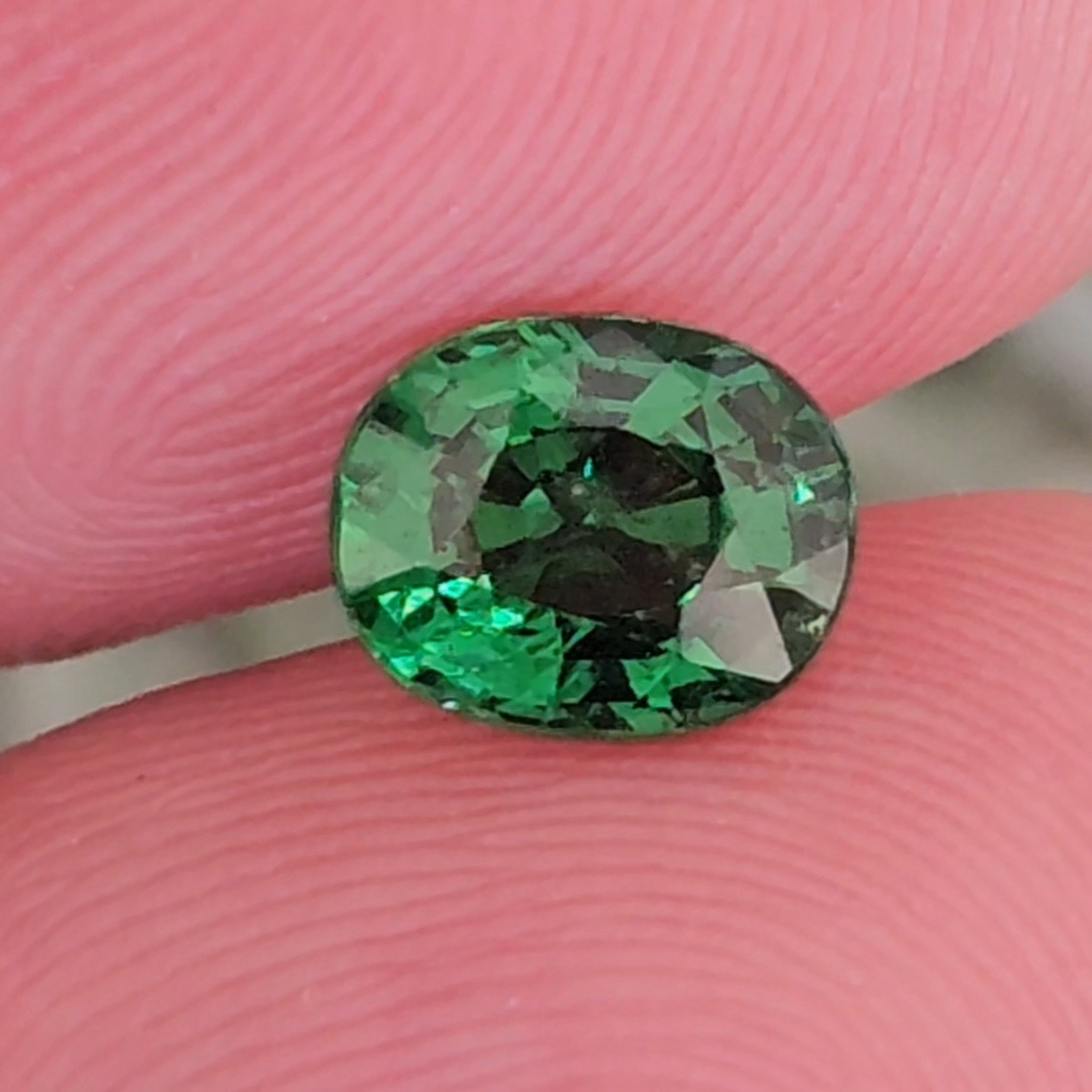 พลอย ซาโวไรท์ Tsavorite Garnet 1.36 กะรัต (Cts.) ดิบ Unheated พร้อมใบเซอร์ อัญมณีมงคลประจําวันเกิด เครื่องประดับพลอย