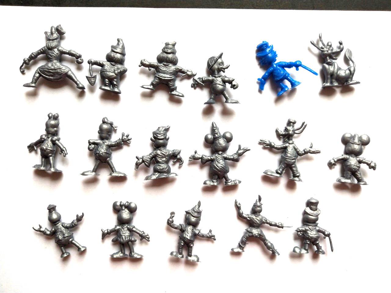 ชุดตุ๊กตุ่นดีสนีย์ 1.5 " ตุ๊กตุ่นตัวละครจากภาพยนตร์การ์ตูนของ วอลท์ ดีสนีย์ อาทิ ปีเตอร์แพน, สนีซซี่, อังเคิลสคู๊ซ, มิกกี้เม้าส์, ลูอี้, กัปตันฮุค, โดบี, เดซี่ดั๊ก, กัสกูซ, กูฟฟี่, เจมมินี่ คริกเก็ต, มินนี่เม้าส์, กรัมปี้, โดนัลด์ดั๊ก, พลูโต, แฟนตาเซ