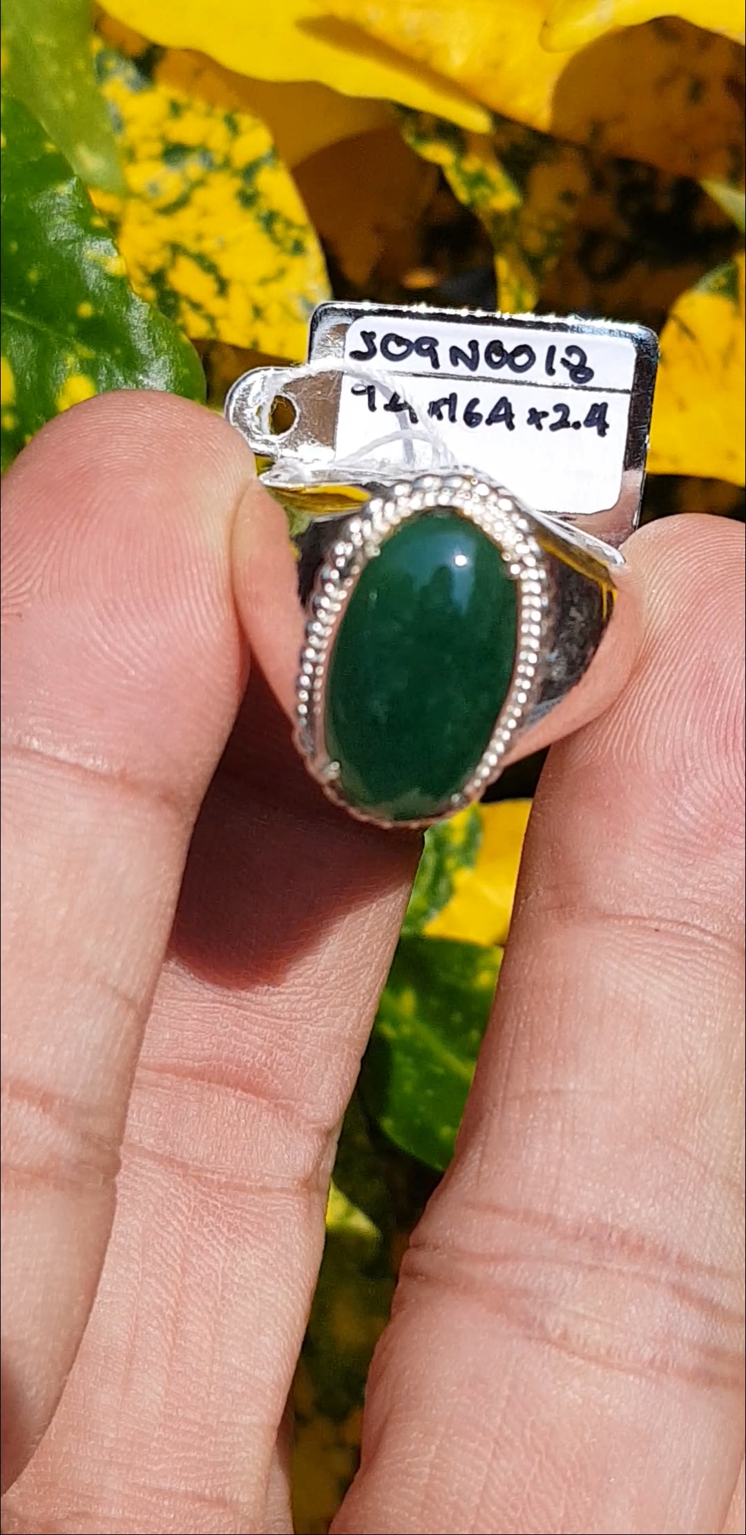 หยก พม่า แท้ Jade แหวนหยก 翡翠戒指 (Jadeite ring) 3.00 กะรัต (Cts.) ดิบ ไม่ผ่านการปรับปรุง (Type A) พม่า (Myanmar)