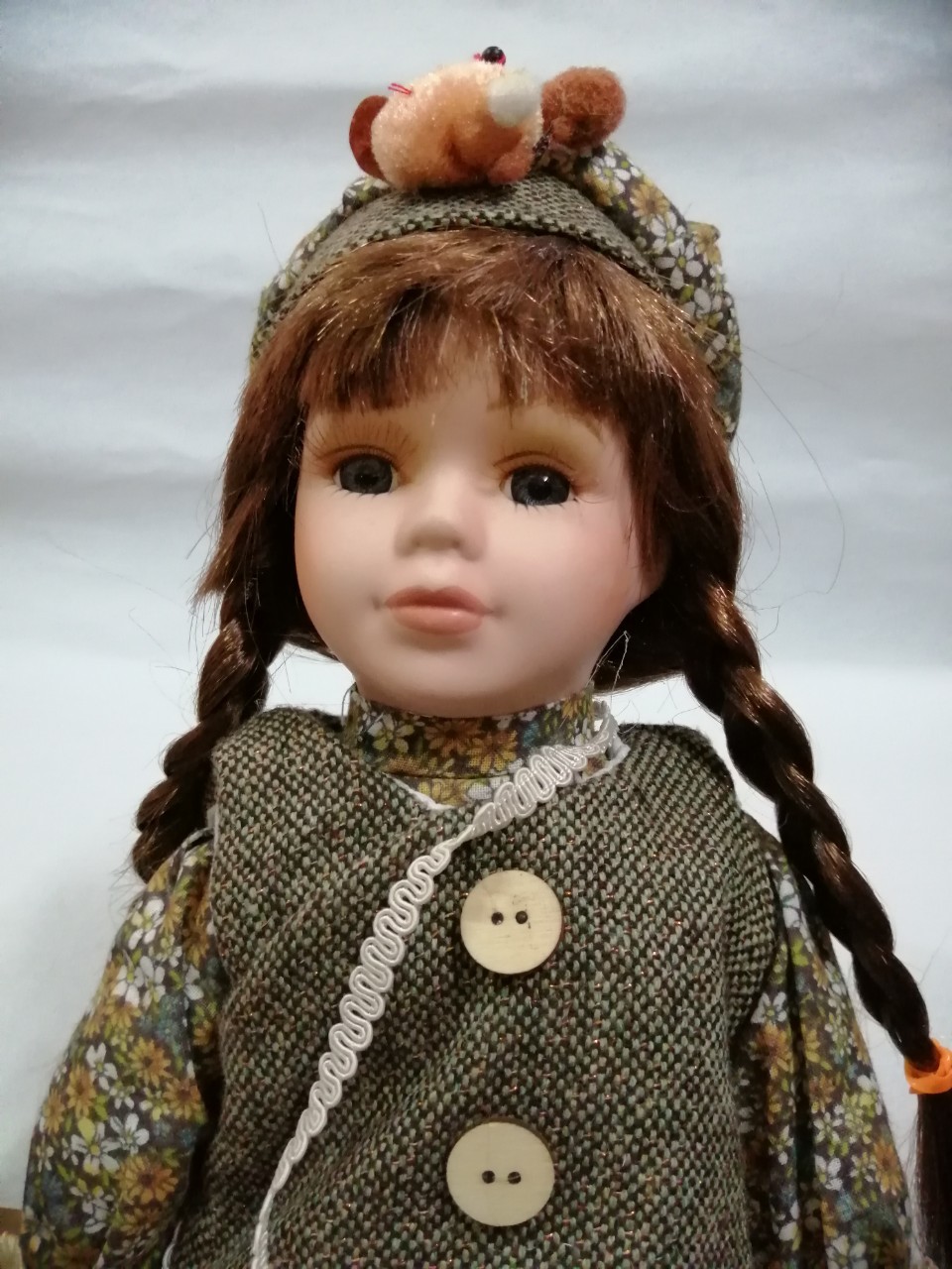 ของสะสม ตุ๊กตาพอร์ซเลน Porcelain doll ตุ๊กตาเด็กหญิงผมเปีย แต่งกายแนววินเทจน่ารัก ใส่หมวกลายเดียวกับชุด **ตุ๊กตาติดหมวก ตาหลุด 1 ข้าง ตามภาพที่2 ***สภาพเก่าเก็บสะสม ขนาด สูง 42 ซม.