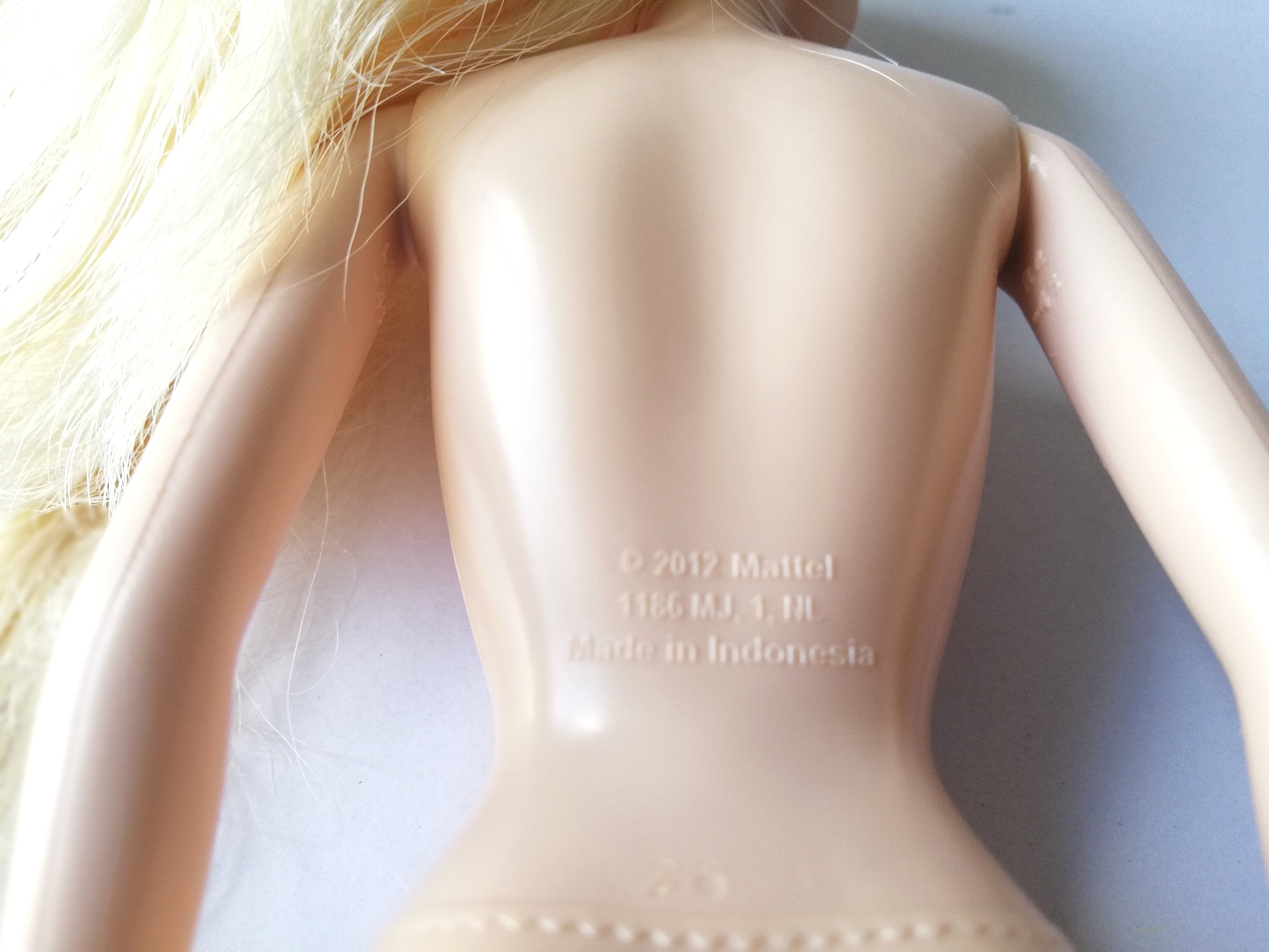 ตุ๊กตาบาร์บี้ ***มีรอยปากกาที่ท้องเล็กน้อย,เจ้าหญิงดิสนีย์ Disney Princess, Frozen โฟรเซ่น เอลซ่า หน้าสวย ผมบลอนด์ทอง ของแท้ แมทเทล 2012 Indonesia คอ แขน ขา ไม่หลวม ขนาด 12"