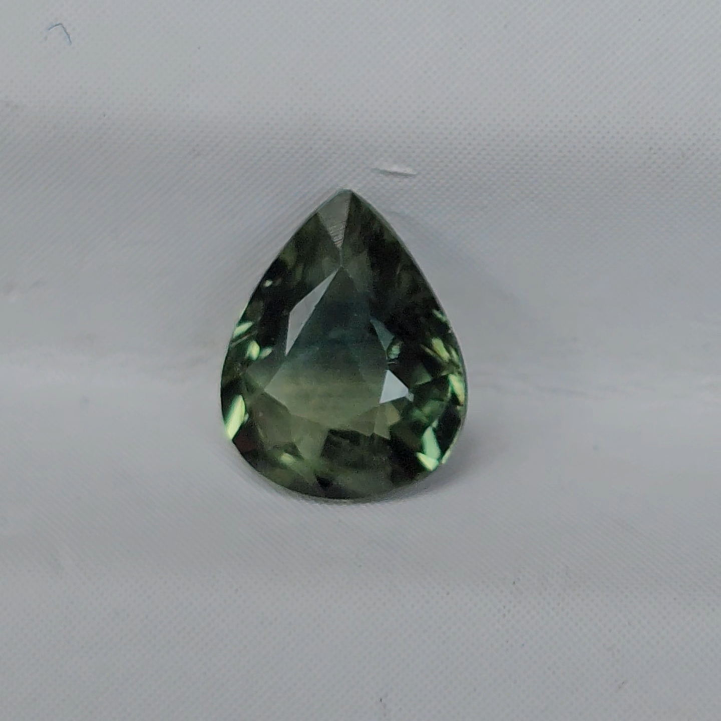 พลอย เขียวส่อง Green Sapphire 0.81 กะรัต (Cts.) ดิบ (Unheated) พลอยแท้ อัญมณีมงคลประจําวันเกิด เครื่องประดับพลอย
