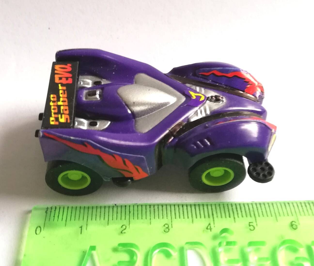 โมเดลรถแข่งในแคปซูล สีม่วง ขนาดประมาณ 5.5 cm. pull back ของสะสมเก่า จาก 7-11