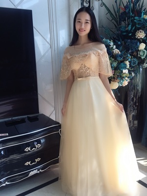 ชุดราตรียาวแขนระบายแต่งด้วยผ้าลูกไม้ปักมุกกระโปรงตาข่ายสวยหรู (เชือกผูกหลัง)