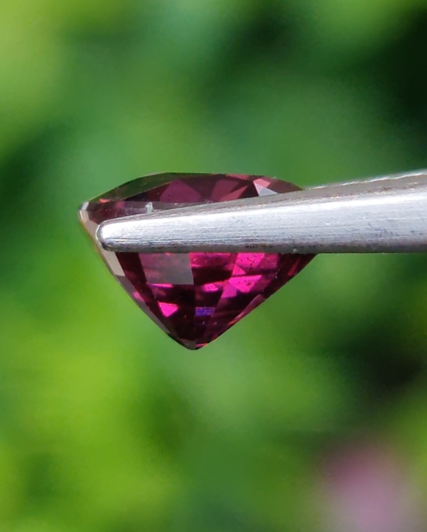 พลอย โรโดไลต์ กาเน็ท Rhodolite Garnet 1.54 กะรัต Cts.พลอยแท้ อัญมณีมงคลประจําวันเกิด เครื่องประดับพลอย