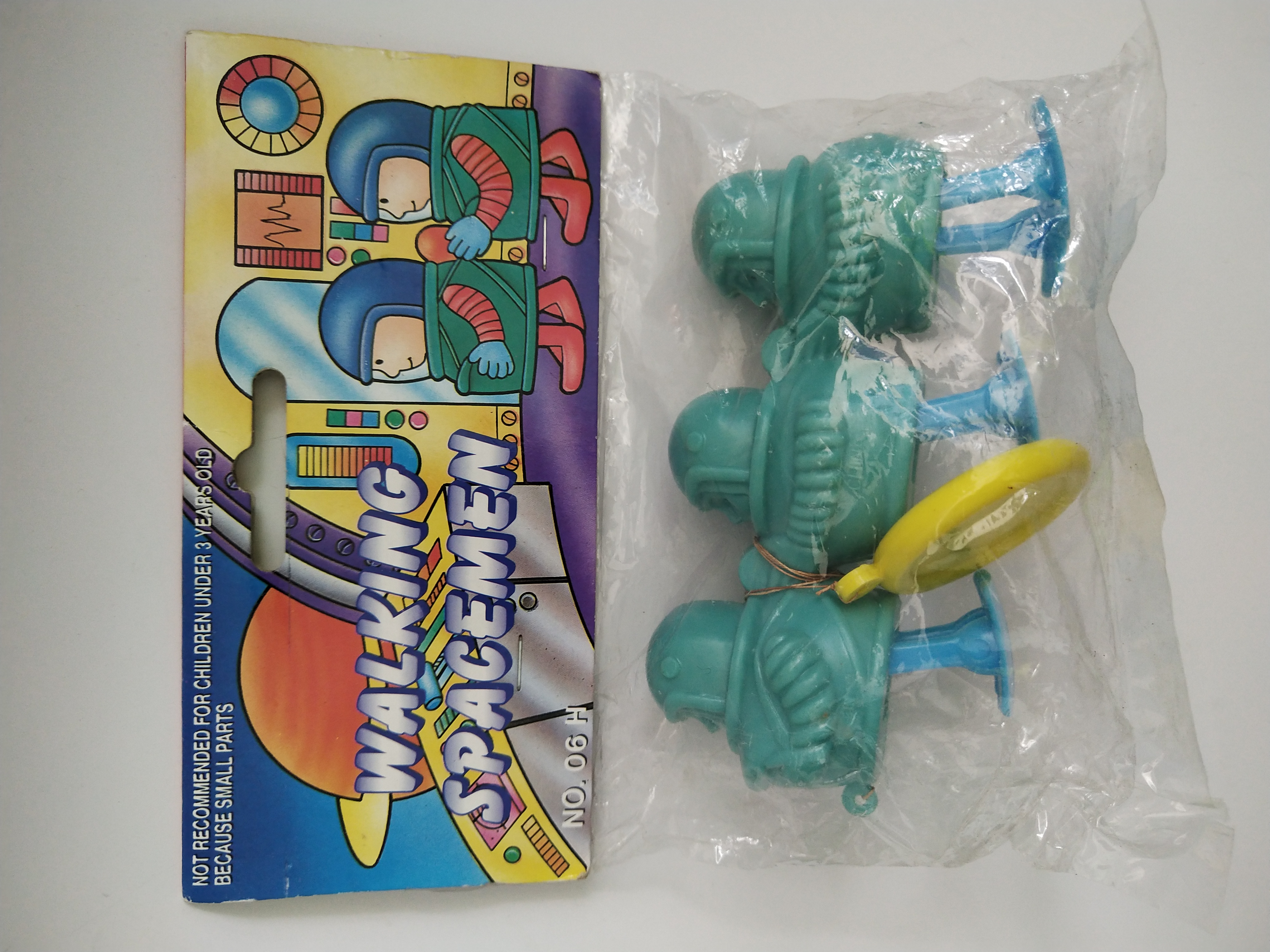 มีหลายภาพ ของเลนเรโทร Walking Spacemen