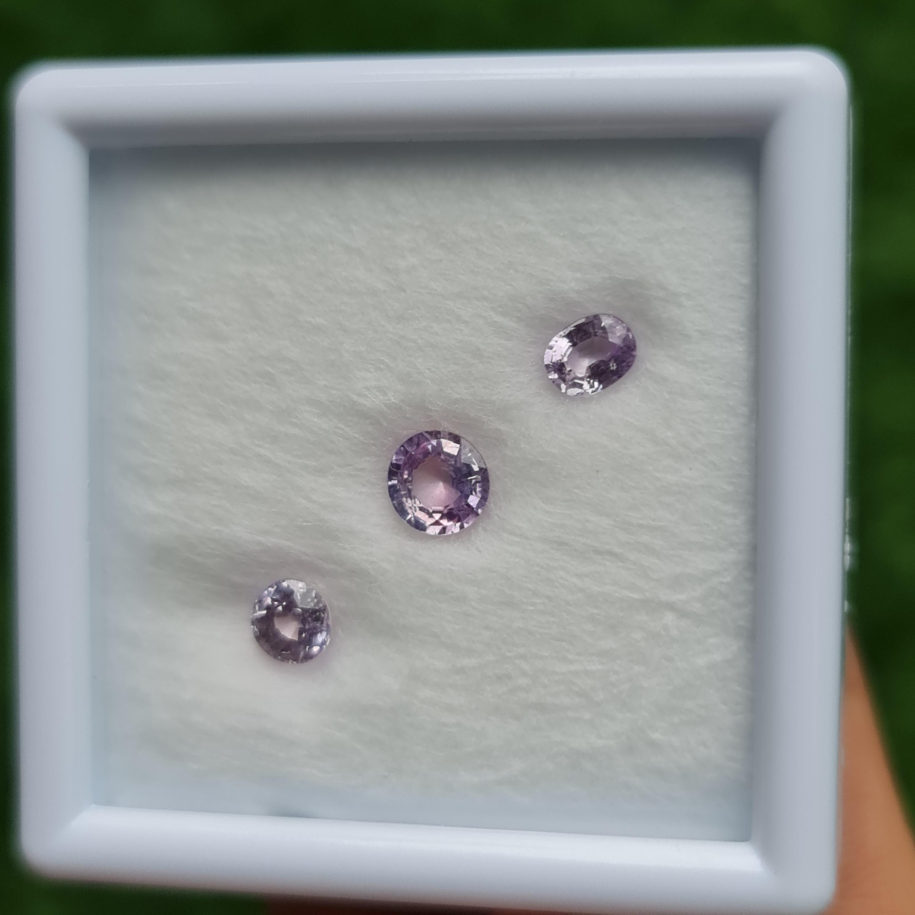 พลอย เพอเพิล แซฟไฟร์ Purple Sapphire ดิบ Unheated 1.36 กะรัต (Cts.) 3 เม็ด พลอยแท้ อัญมณีมงคลประจําวันเกิด เครื่องประดับพลอย
