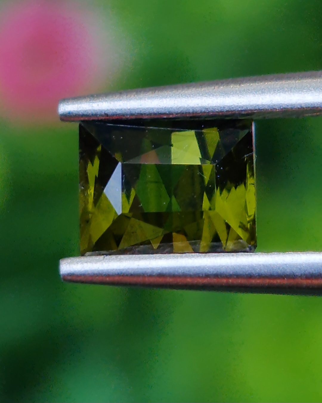 พลอย กรีน ทัวร์มารีน (Green Tourmaline) 0.98 กะรัต (Cts.) อัญมณีมงคลประจําวันเกิด เครื่องประดับพลอย