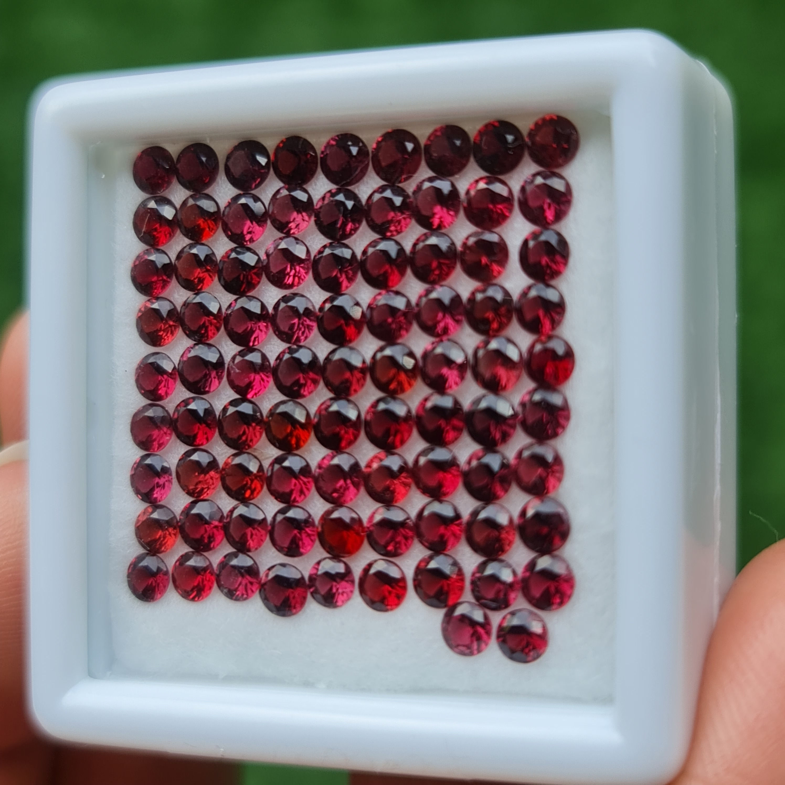 พลอย สปิเนล Spinel 10.03 กะรัต (Cts.) 83 เม็ด 3.0 มม. (mm.) พลอยแท้ อัญมณีมงคลประจําวันเกิด เครื่องประดับพลอย