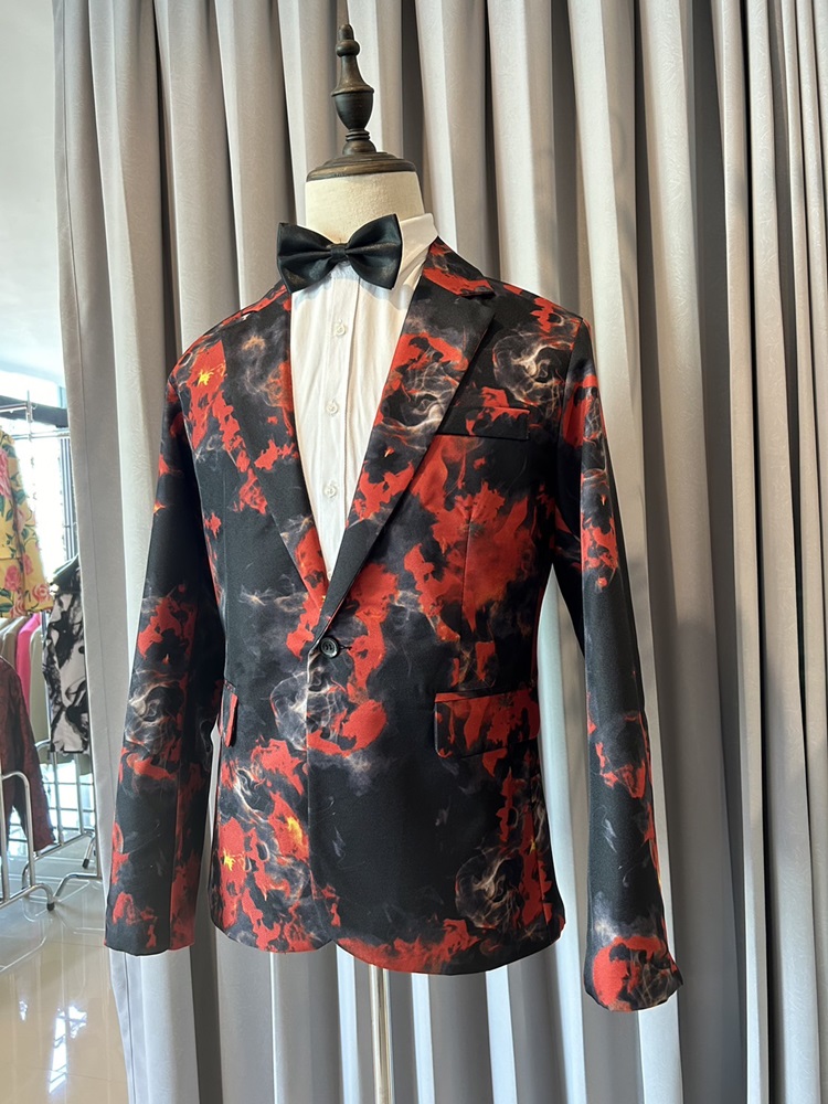 เช่า เสื้อสูทชาย สีแดงดำ พิมพ์ลายกราฟฟิก กับกางเกงสีดำ