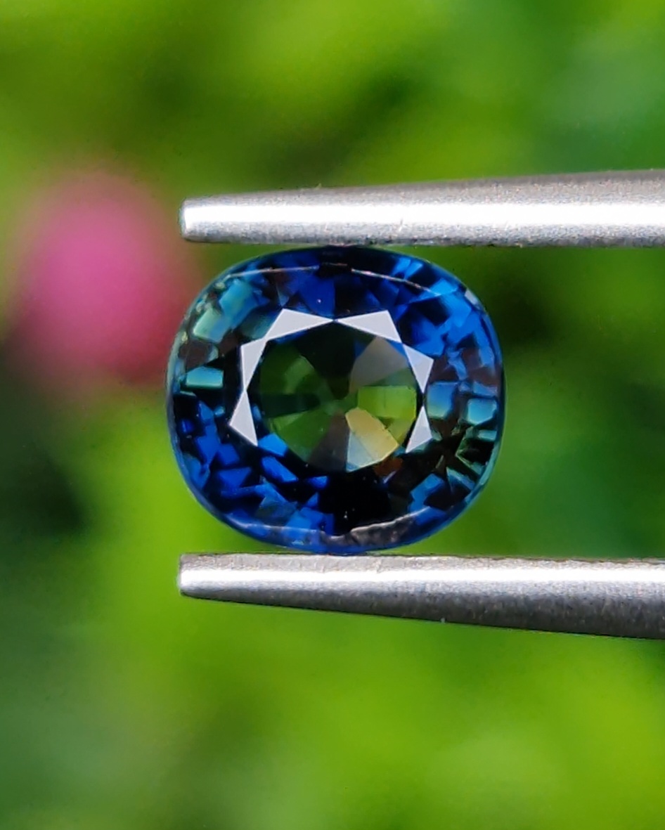 พลอย ลักษณะพิเศษ 2 สี Spacific Bi-Color Sapphire 1.41 กะรัต (Cts.) พลอยแท้ อัญมณีมงคลประจําวันเกิด เครื่องประดับพลอย