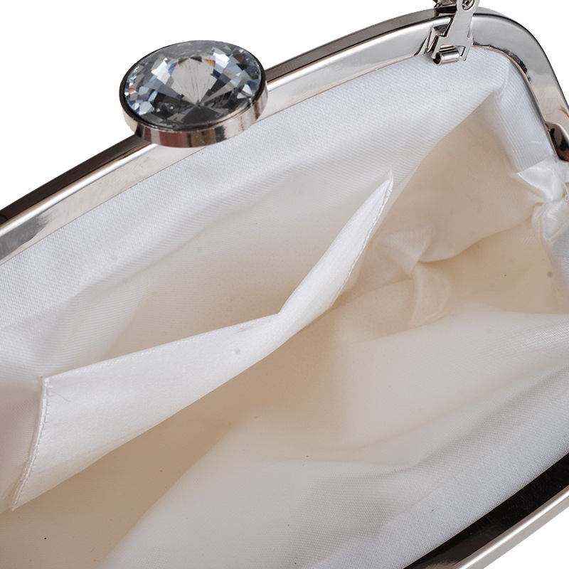 Pre-order กระเป๋าออกงาน Evening Clutch สีขาว แต่งมุกทั้งใบ จุกเปิด/ปิดเพชร สวยหรู พร้อมสายสะพาย