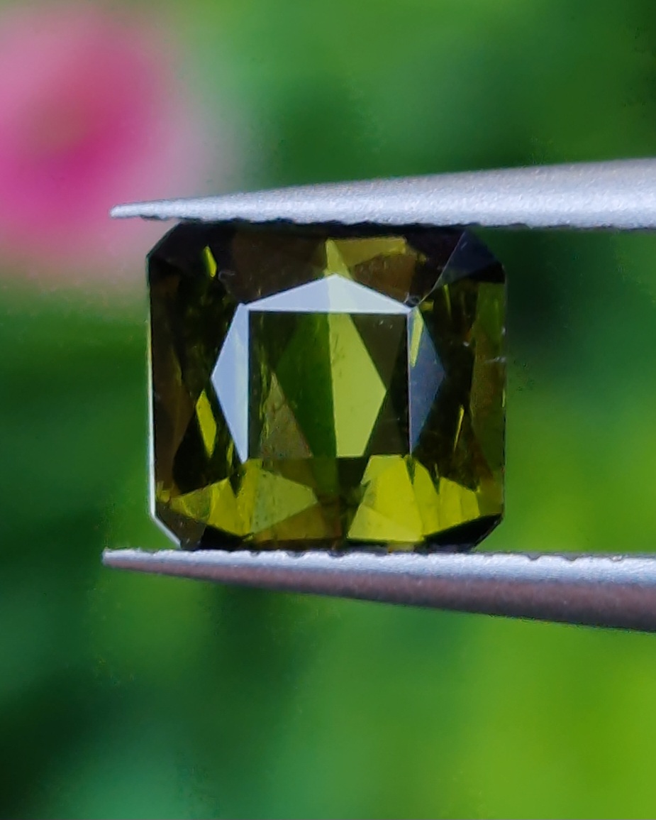 พลอย กรีน ทัวร์มารีน (Green Tourmaline) 1.07 กะรัต (Cts.) อัญมณีมงคลประจําวันเกิด เครื่องประดับพลอย