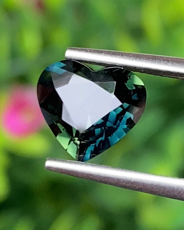 พลอย แซฟไฟร์ 3 สี Tricolor Sapphire 2.07 กะรัต (Cts.) ดิบ Unheated พร้อมใบเซอร์ พลอยแท้ อัญมณีมงคลประจําวันเกิด เครื่องประดับพลอย