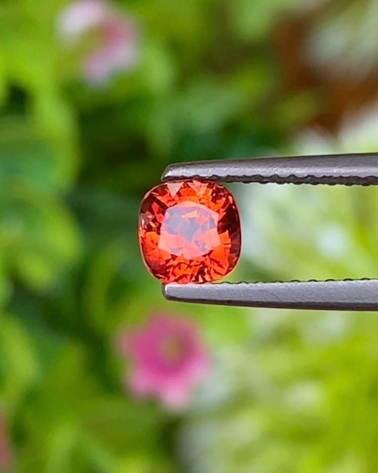 พลอย ออเรนจ์ แซฟไฟร์ Orange Sapphire 0.94 กะรัต (Cts.) พลอยแท้ อัญมณีมงคลประจําวันเกิด เครื่องประดับพลอย