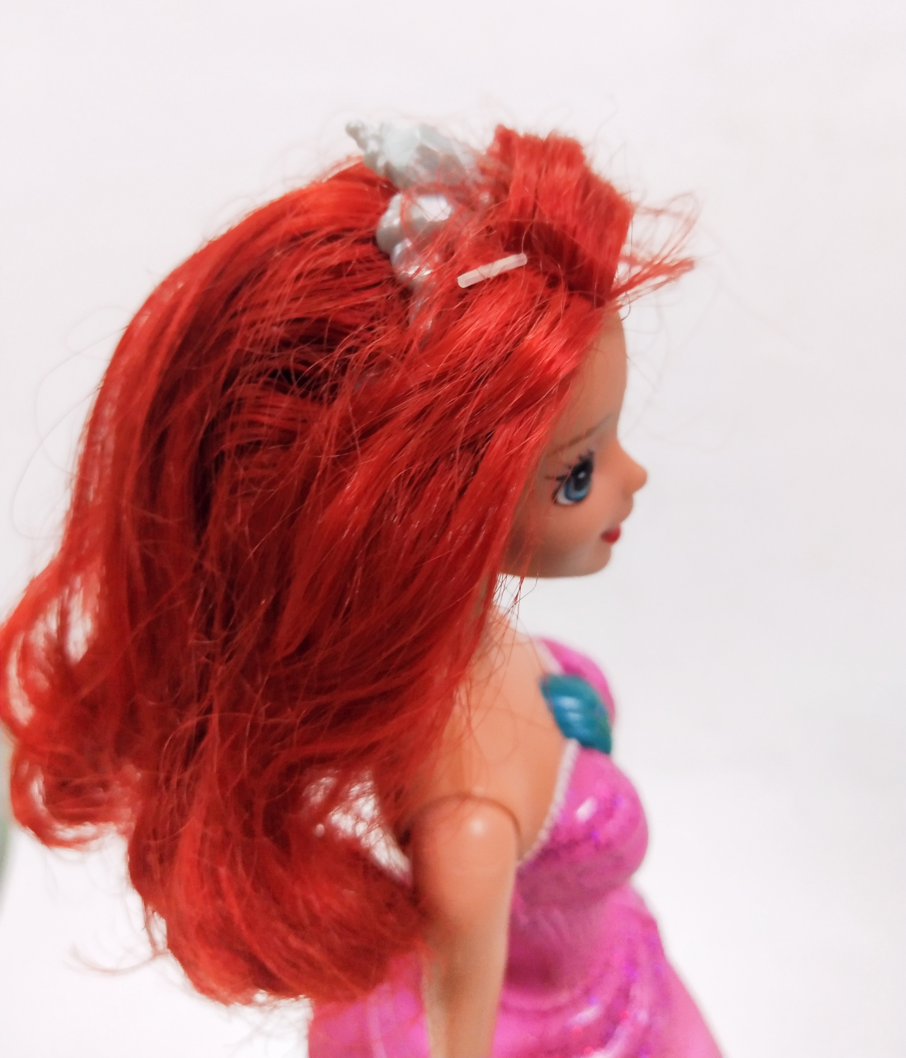 ตุ๊กตาบาร์บี้เจ้าหญิงเงือกน้อยแอเรียล ของแท้ Mattel สามารถเปลี่ยนจากหางเป็นกระโปรงได้ ด้วยการค่อยๆดึงกระโปรงลงมา จนมีความยาวตามภาพแล้วจะได้เจ้าหญิง และเมื่อต้องการกลับเป็นเงือกน้อยก็ให้ค่อยๆดึงส่วนของหาง ที่อยู่ใต้กระโปรงลงมาส่วนของกระโปรงจะกลับขึ้นไปจนได