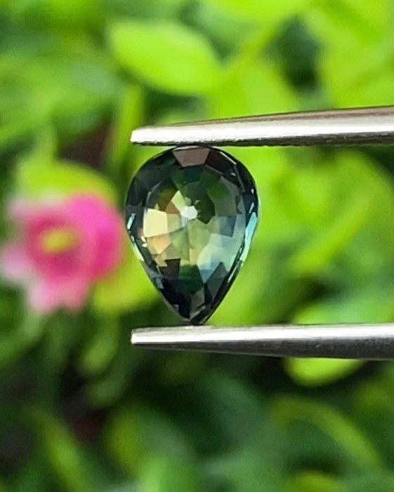 พลอย แซฟไฟร์ 3 สี Tricolor Sapphire 1.33 กะรัต (Cts.) ดิบ Unheated พลอยแท้ อัญมณีมงคลประจําวันเกิด เครื่องประดับพลอย