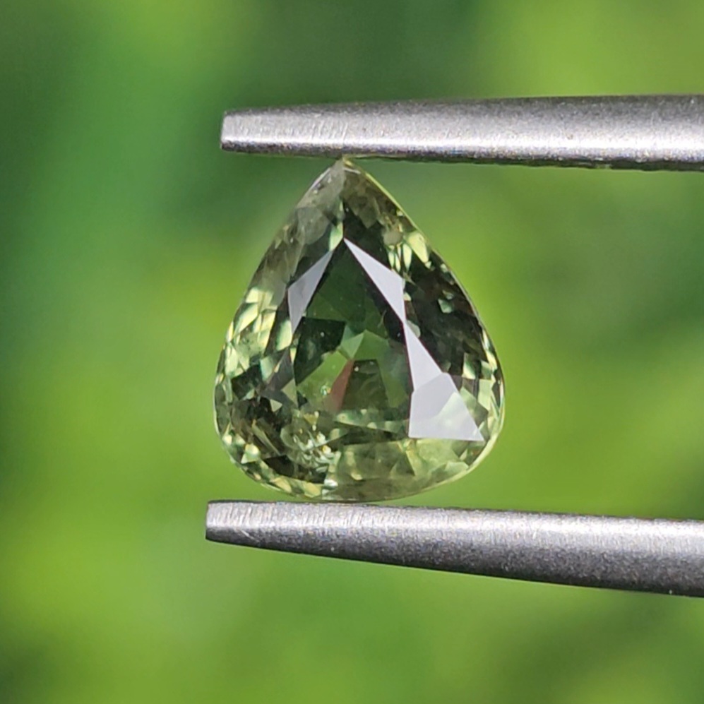 พลอย เขียวส่อง Green Sapphire 1.09 กะรัต (Cts.) พลอยแท้ อัญมณีมงคลประจําวันเกิด เครื่องประดับพลอย