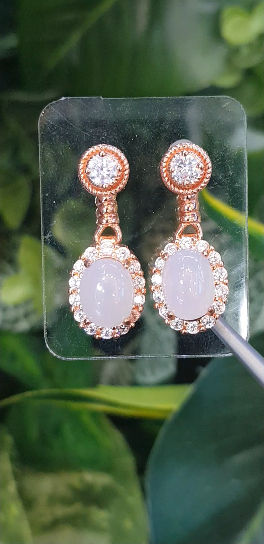 หยก พม่า แท้ Jade ต่างหูหยก (jadeite) ดิบ ไม่ผ่านการปรับปรุง (Type A) พม่า (Myanmar)