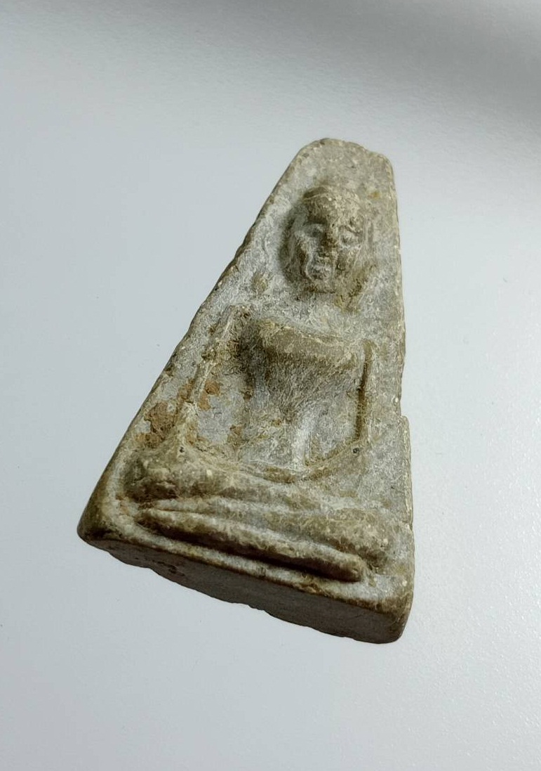 ผ2872 พระผงสุพรรณ เนื้อผงน้ำมัน หลังลายนิ้วมือ