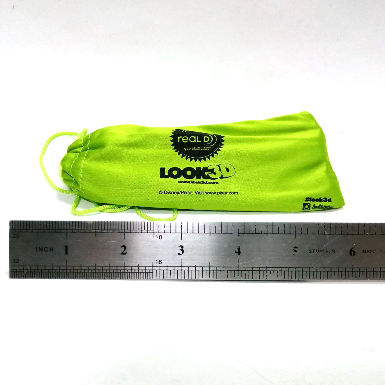 แว่น 3D จากภาพยนตร์ MONSTER UNIVERSITY มีถุงผ้า, ถุงพลาสติกใน, ตัวแว่นของครบ สภาพดี ถุงแกะแล้ว ปัจจุบันหาครบๆยาก