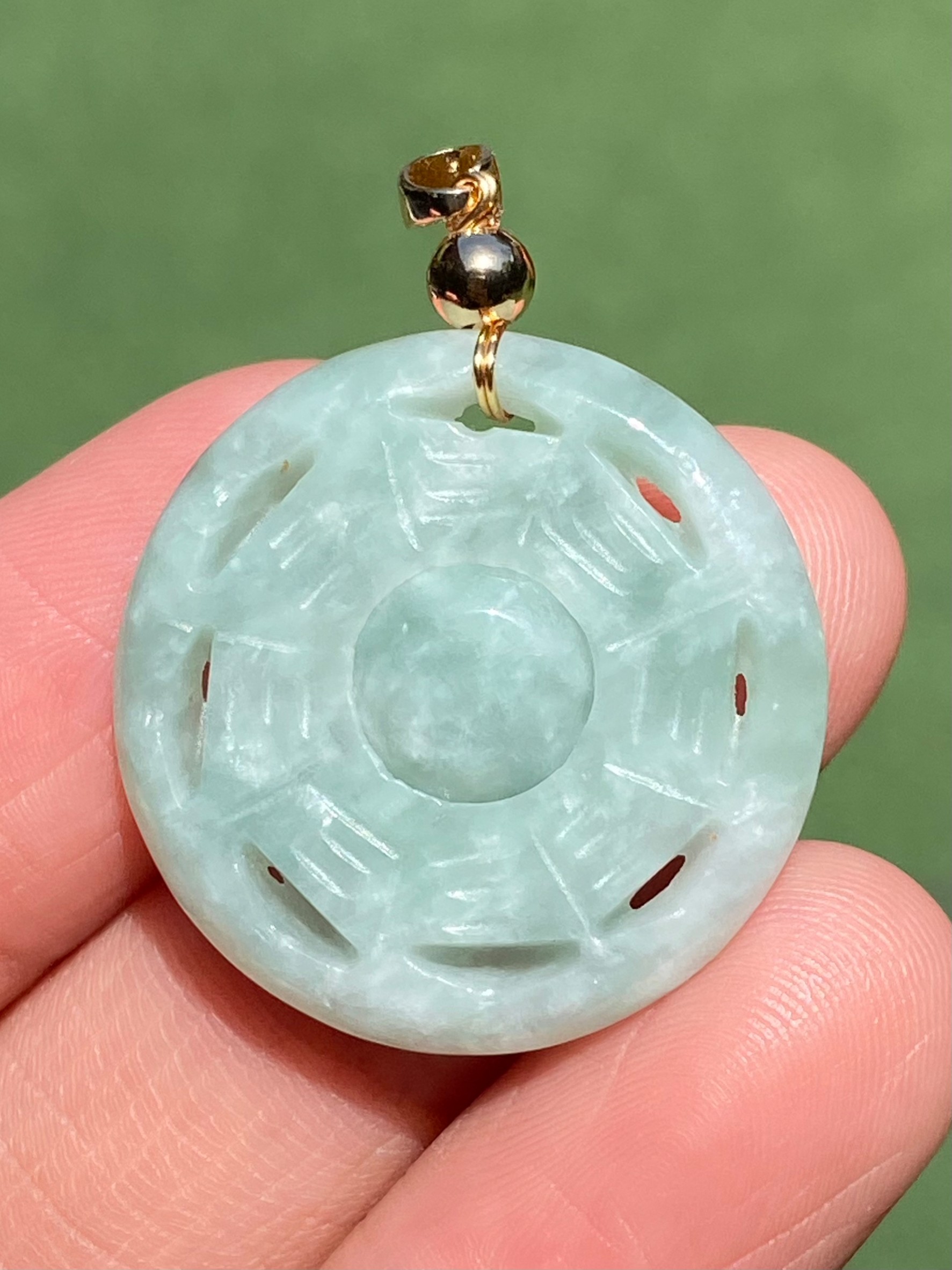 หยก พม่า แท้ จี้หยก (Burmese jadeite) แกะสลักกระจกแปดทิศ 28.26 กะรัต (Cts.) หยกแท้ อัญมณีมงคลประจําวันเกิด เครื่องประดับหยก