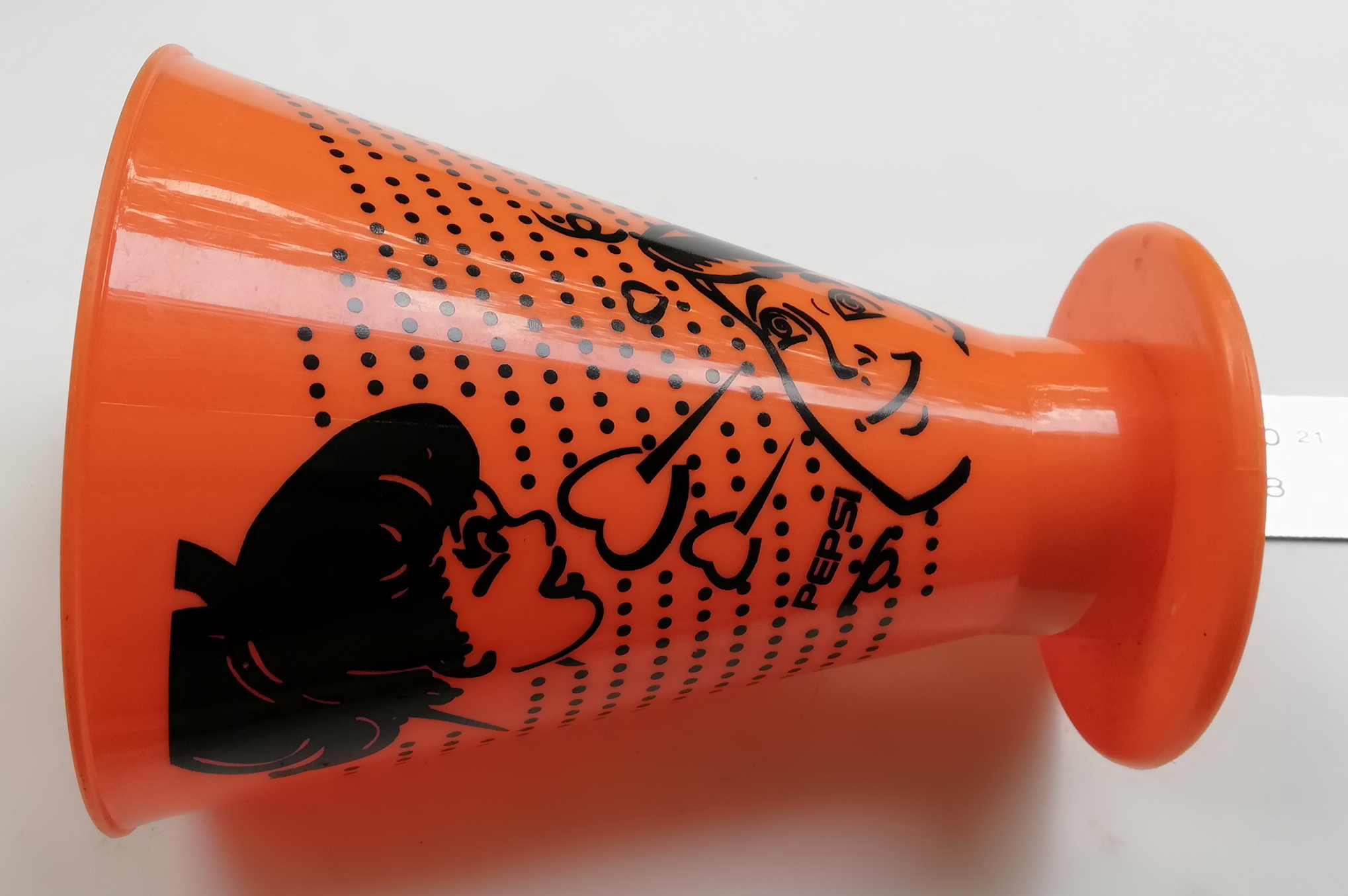 ของสะสมเก่า แก้วน้ำพลาสติกทรงกรวยสีส้ม พิมพ์ลายผู้หญฺิงและผู้ชายบนจุดสีดำ ฐานกลมแบน ของสะสมจากน้ำอัดลมมิรินด้ารสส้ม Mirinda,Orange